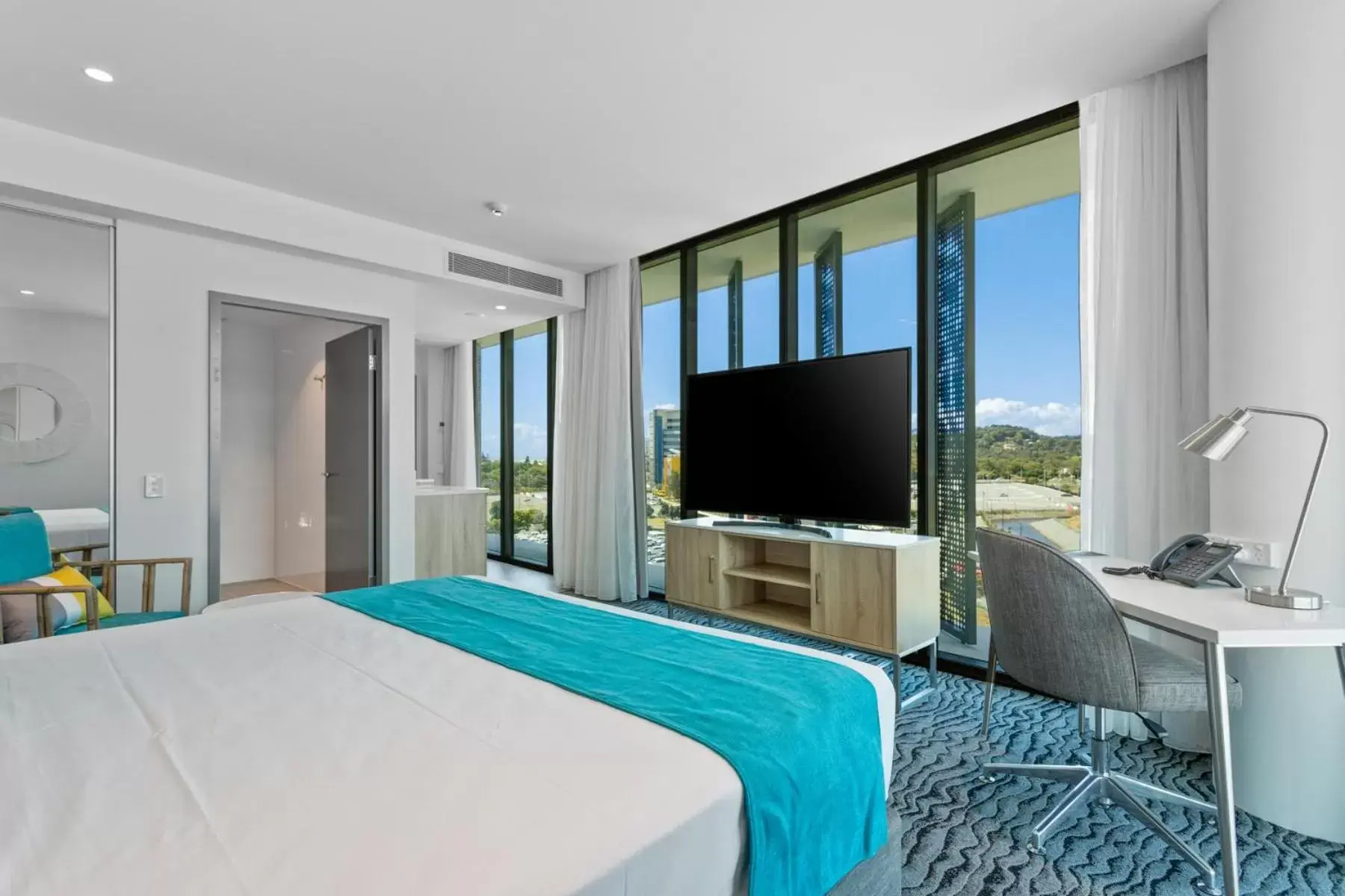 Photo of the whole room, Bed in Rydges Gold Coast Airport