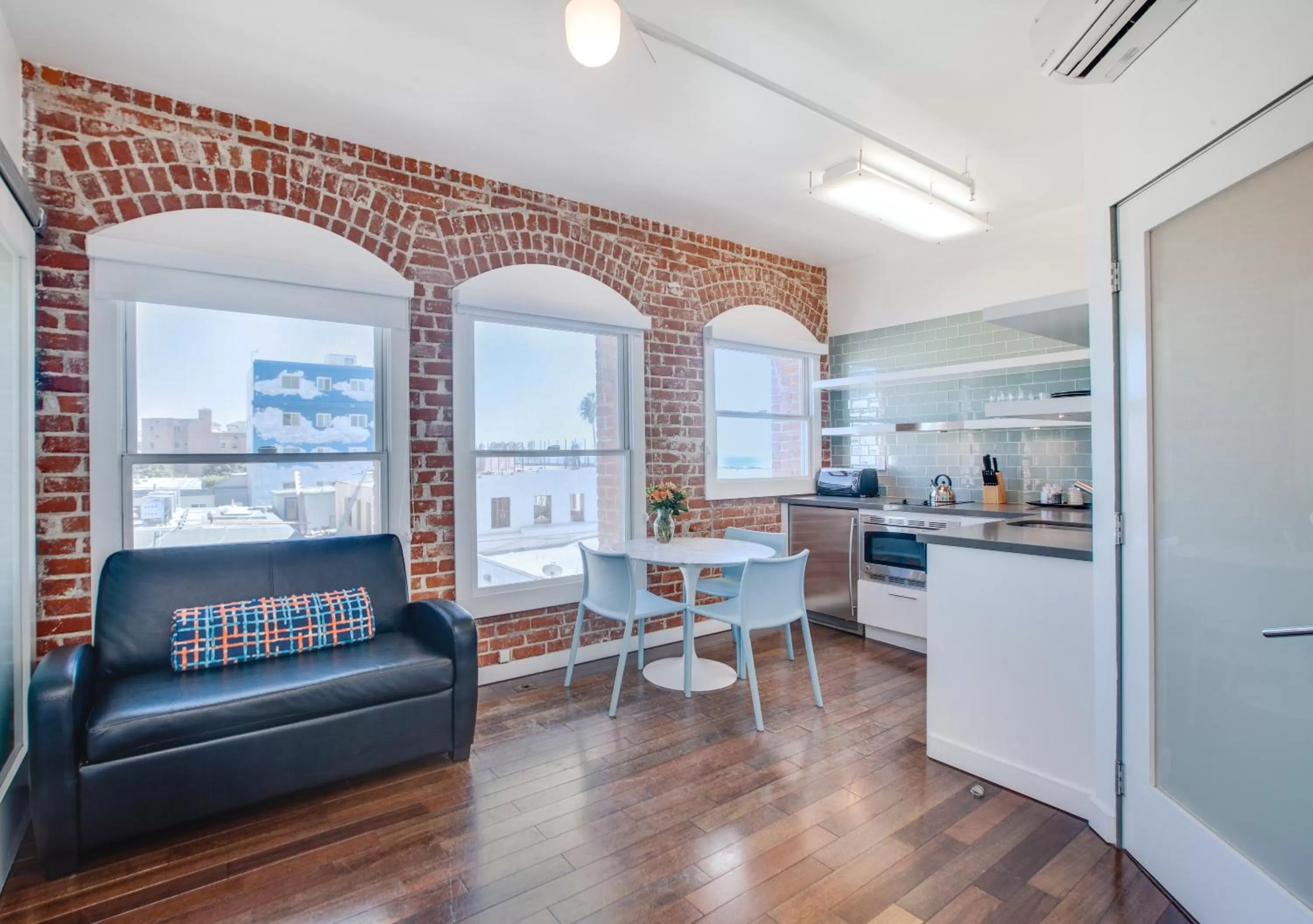 TV and multimedia in Venice Breeze Suites