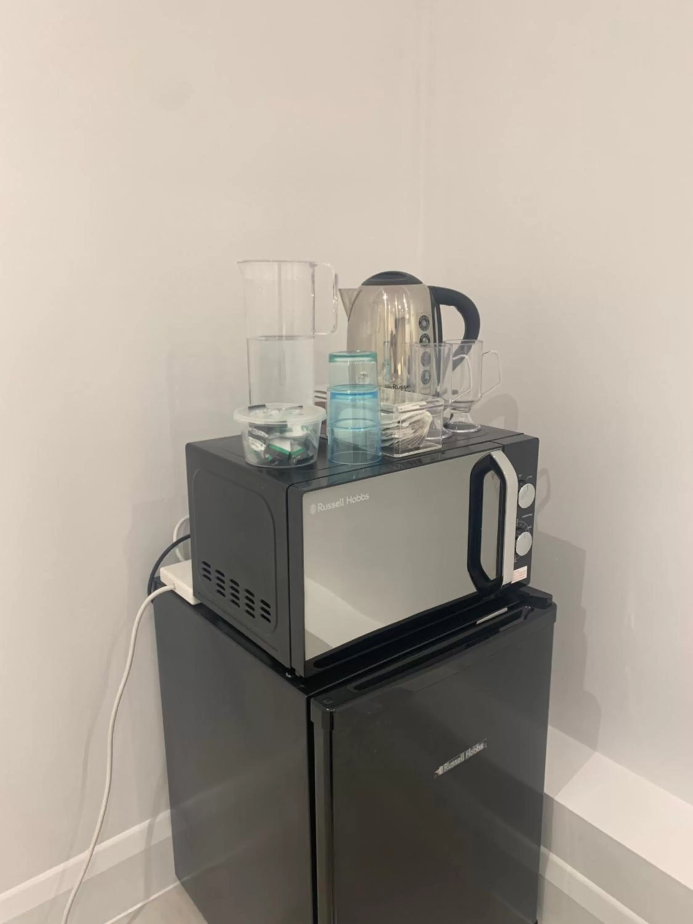 Coffee/tea facilities in Double Bedroom w Ensuite Bathroom Near Grand Union Canal for Family and Friends