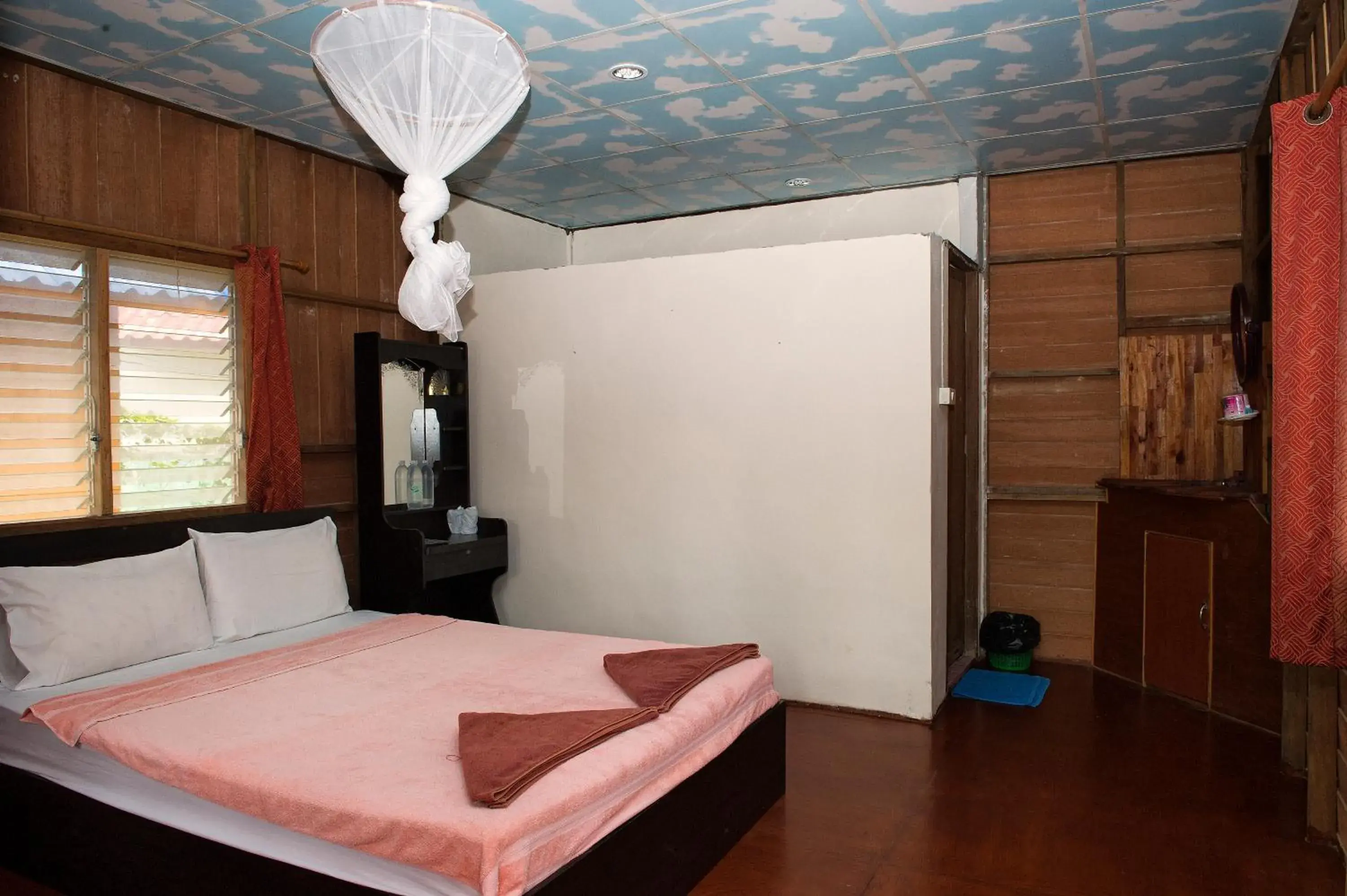 Photo of the whole room, Bed in Moonwalk Lanta Resort