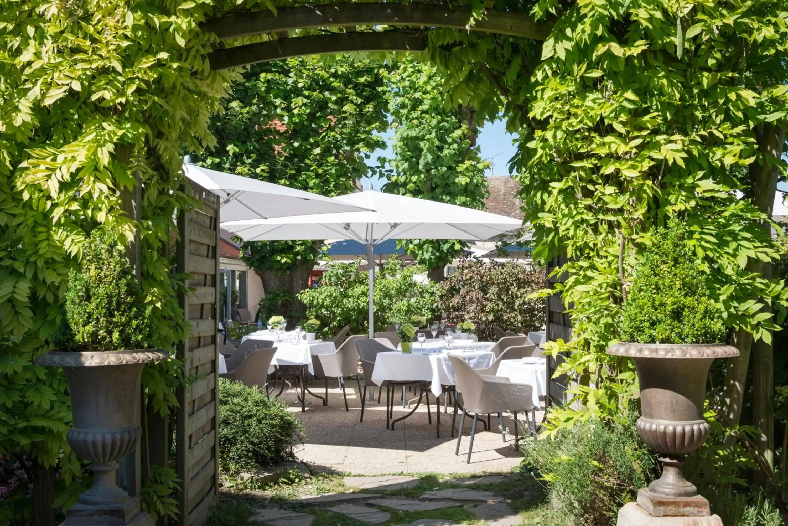 Patio, Restaurant/Places to Eat in Hôtel Aux Vieux Remparts, The Originals Relais
