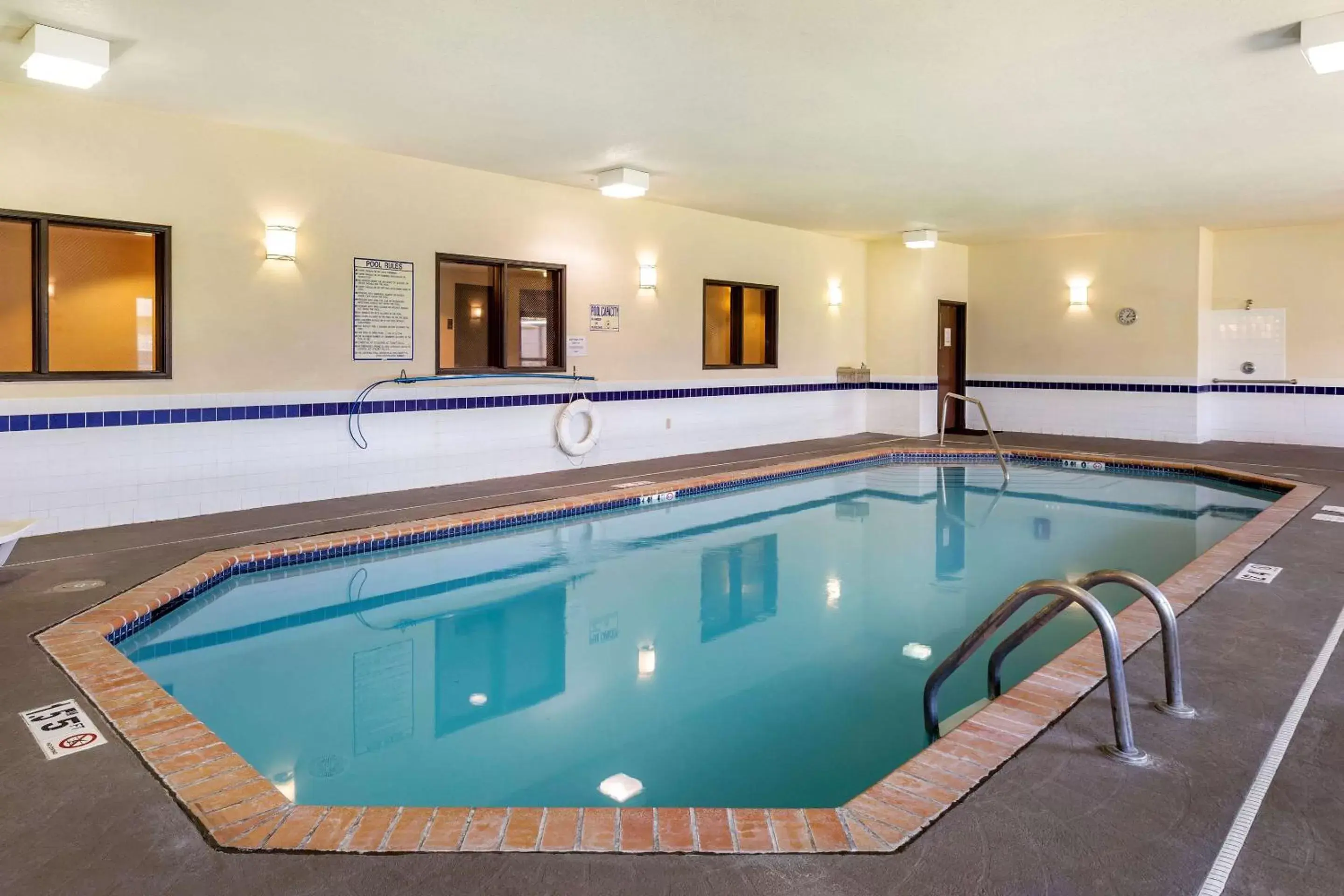 Activities, Swimming Pool in Comfort Suites Jonesboro University Area