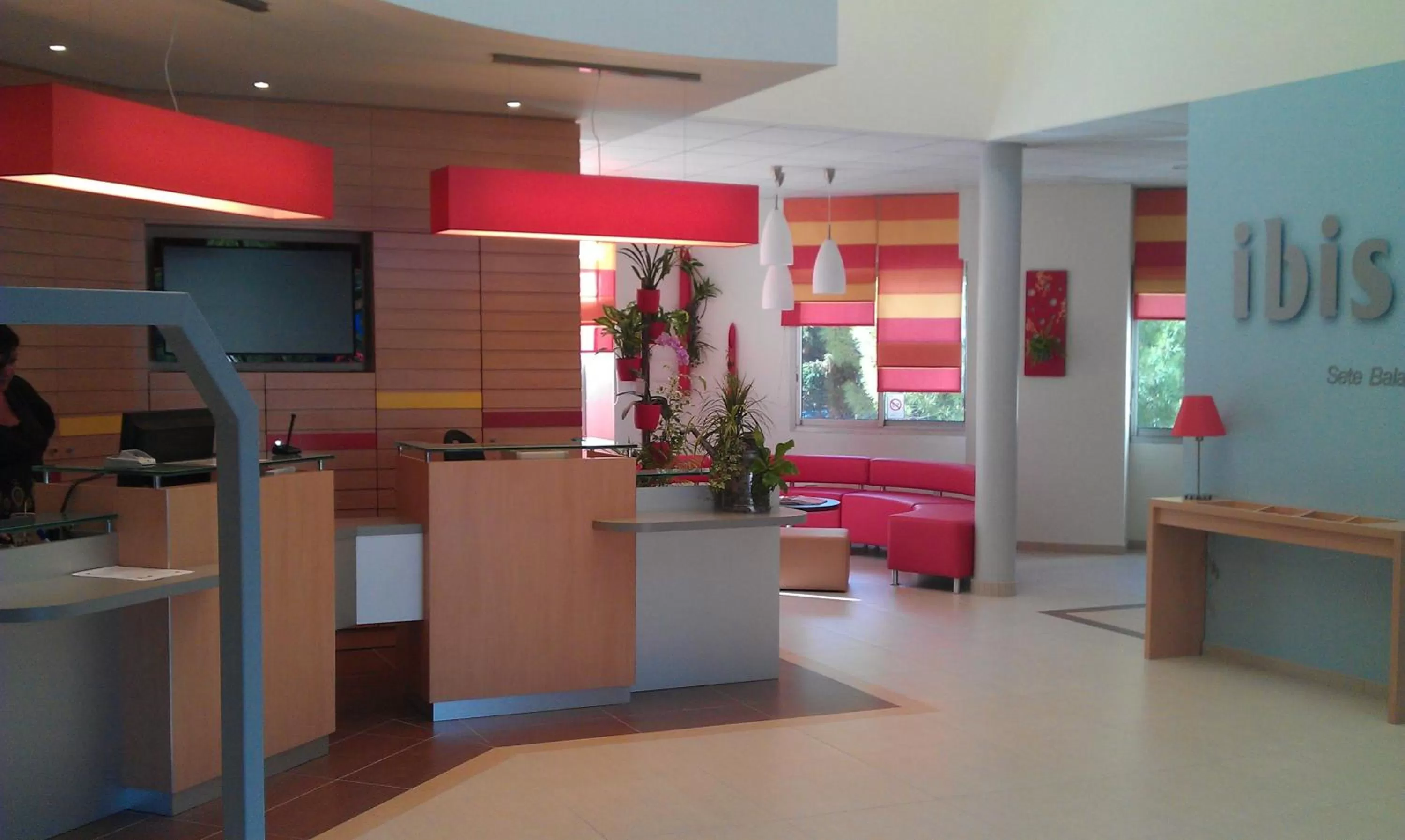 Lobby or reception in ibis Sète Balaruc les Bains Bien-être et Spa