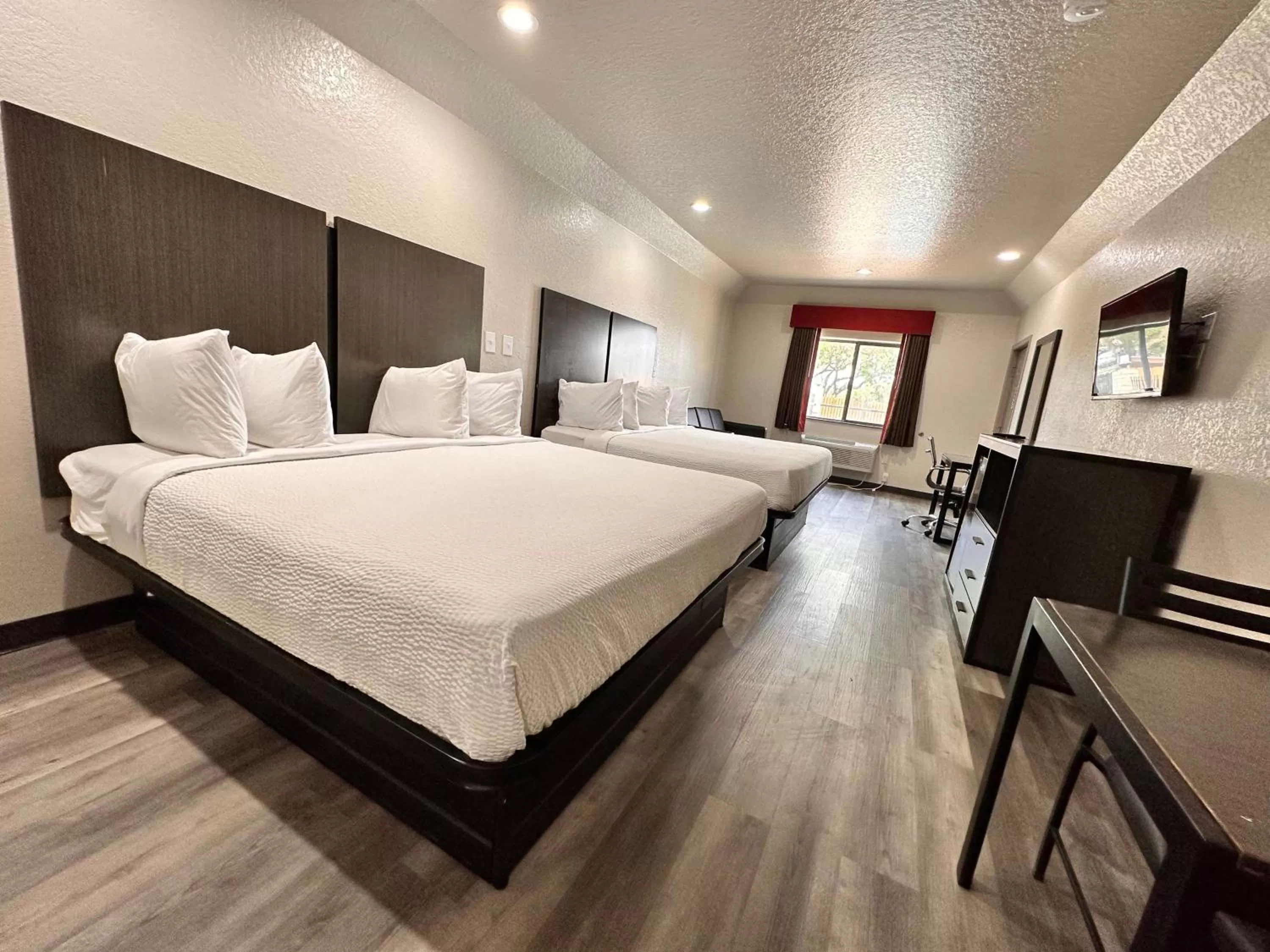 Photo of the whole room, Bed in Days Inn by Wyndham Dickinson TX