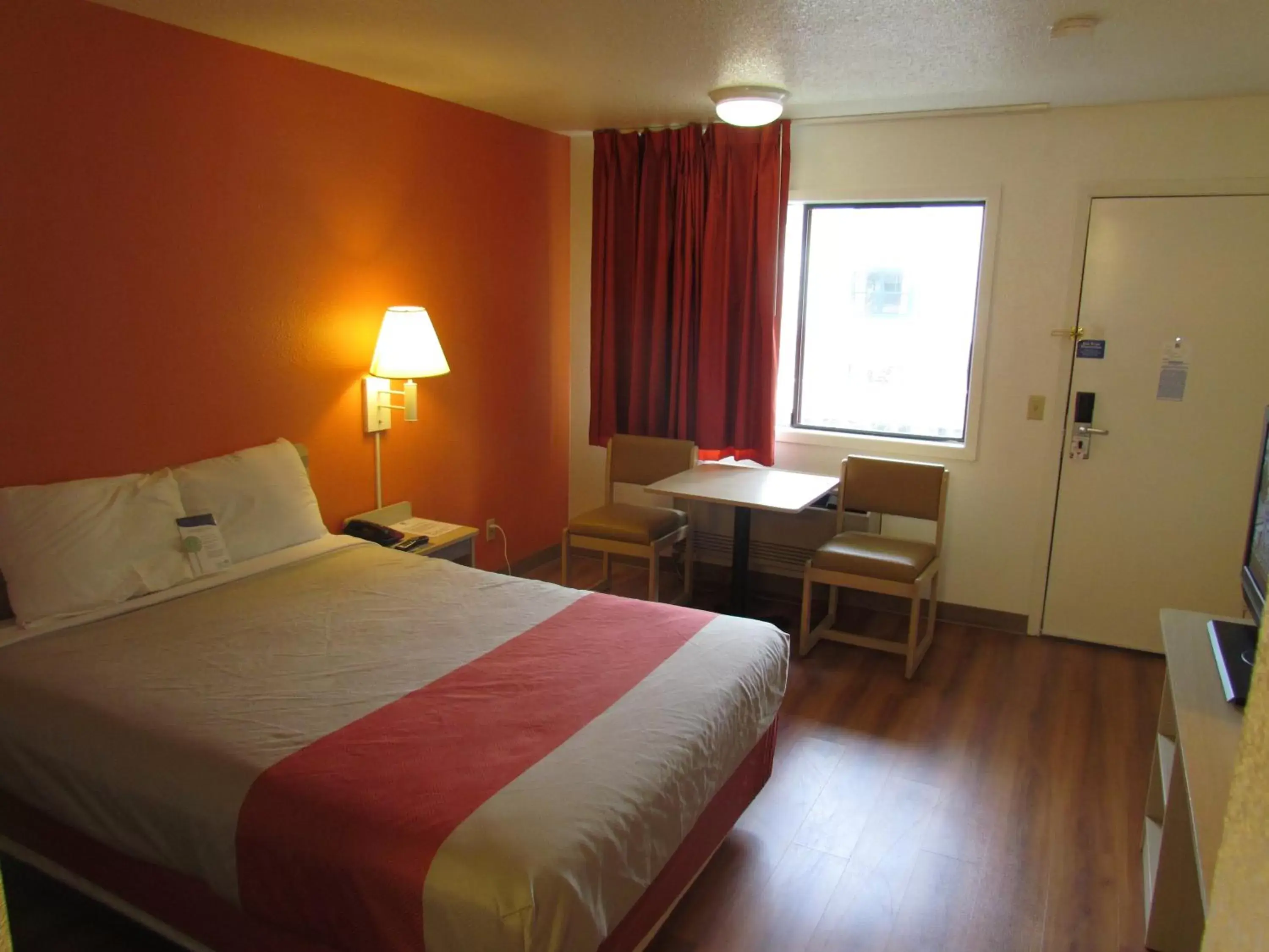 Photo of the whole room, Bed in Motel 6-Vancouver, WA