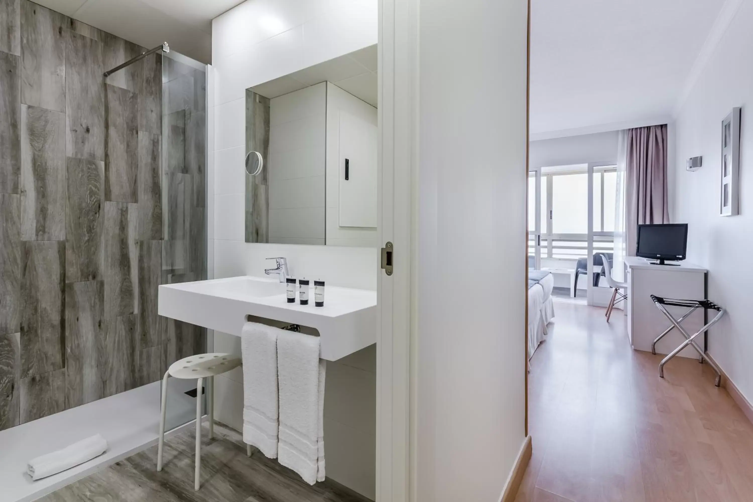 Shower, Bathroom in Hotel Maya Alicante
