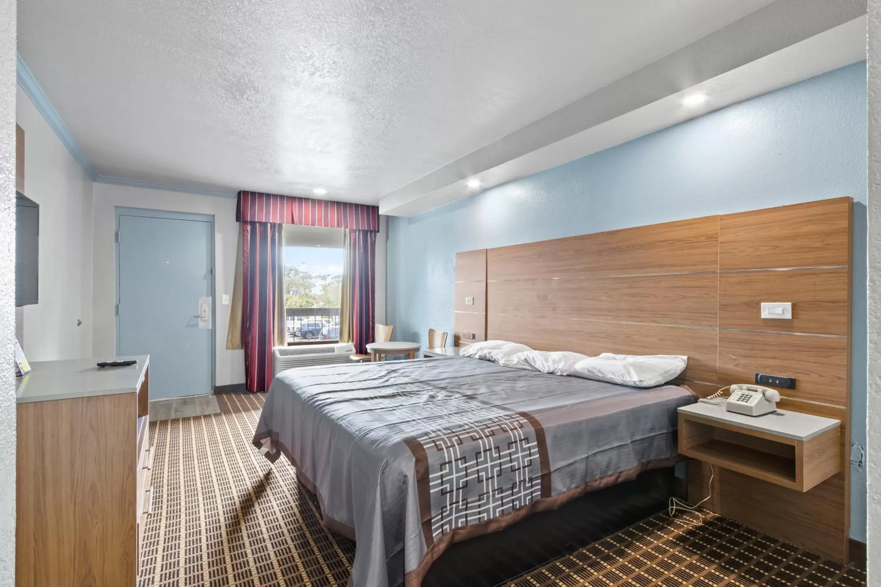 Bedroom, Bed in Regency Inn Near Boardwalk & Hurlburt Field