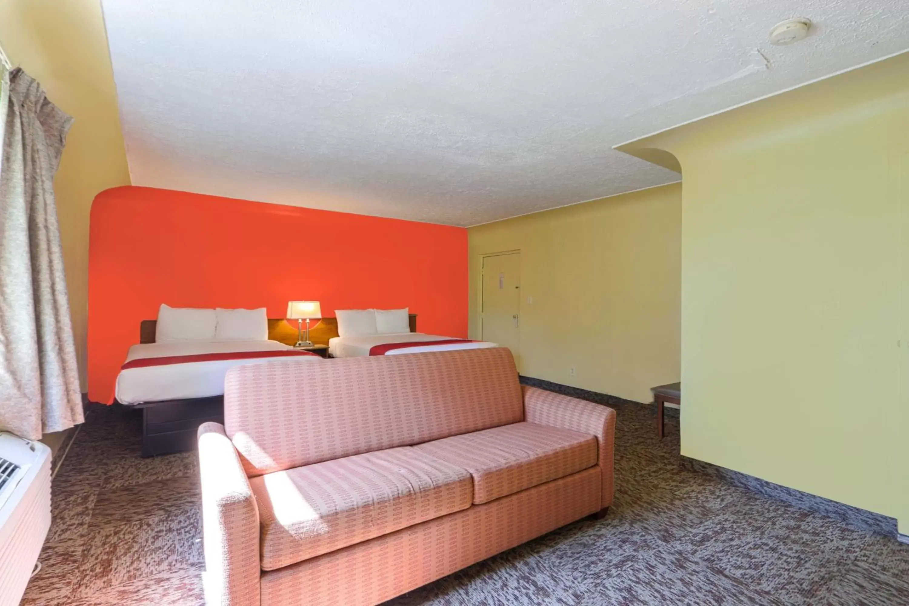 Bedroom, Bed in OYO Hotel North Lima OH - Boardman