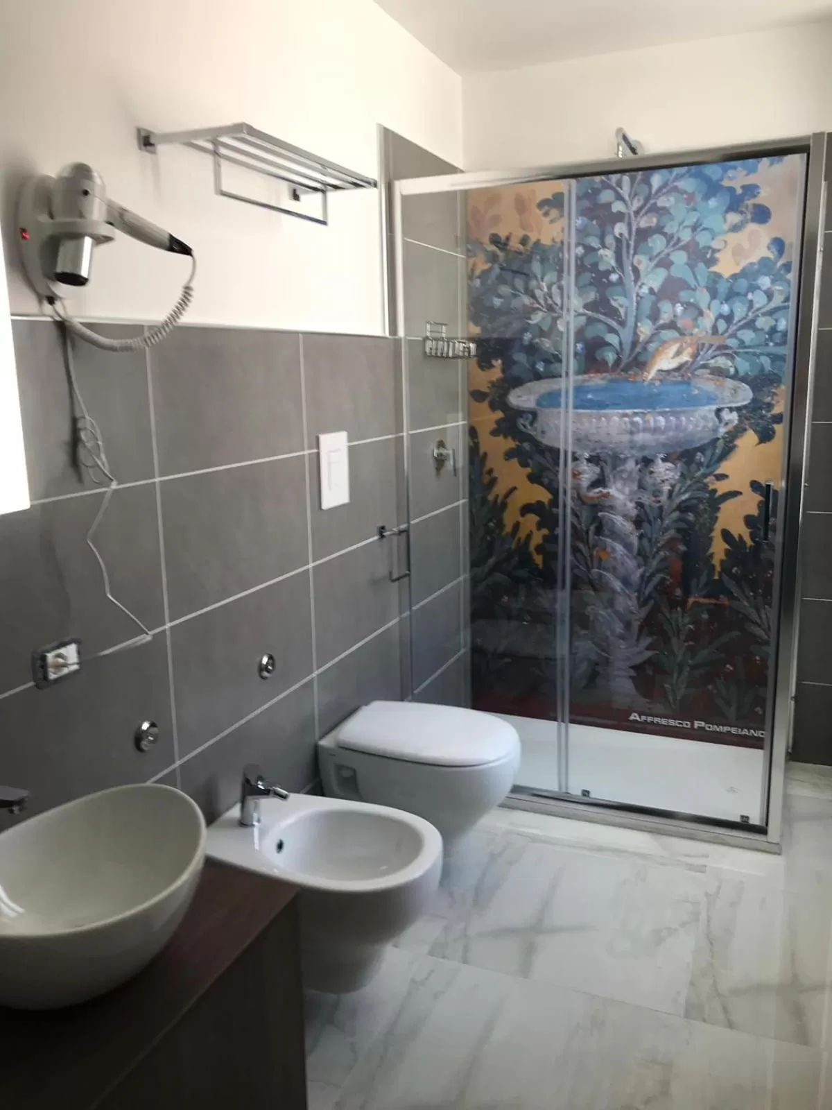 Shower in Palazzo Caracciolo del Sole