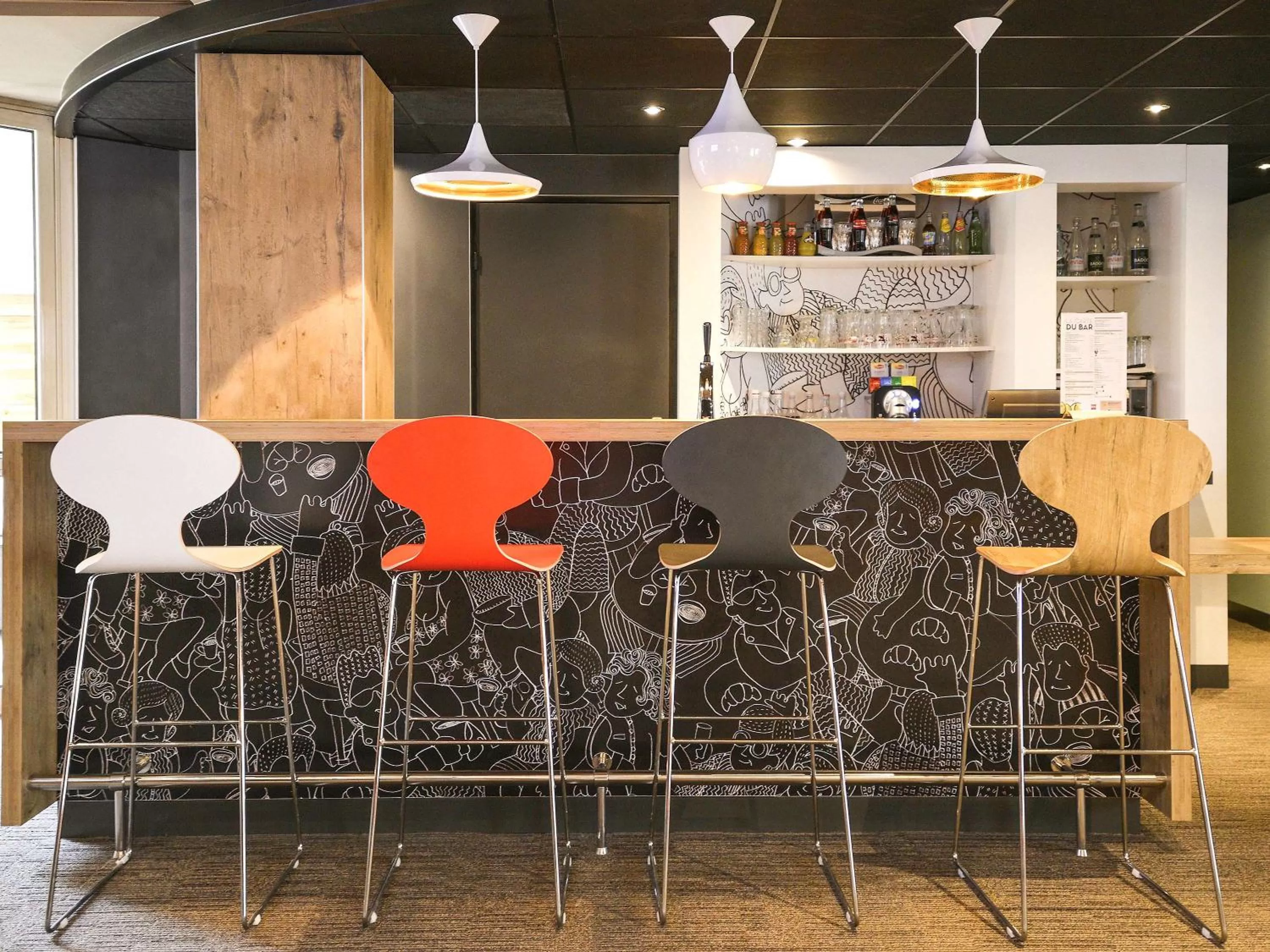 Lounge or bar in ibis Château de Fontainebleau