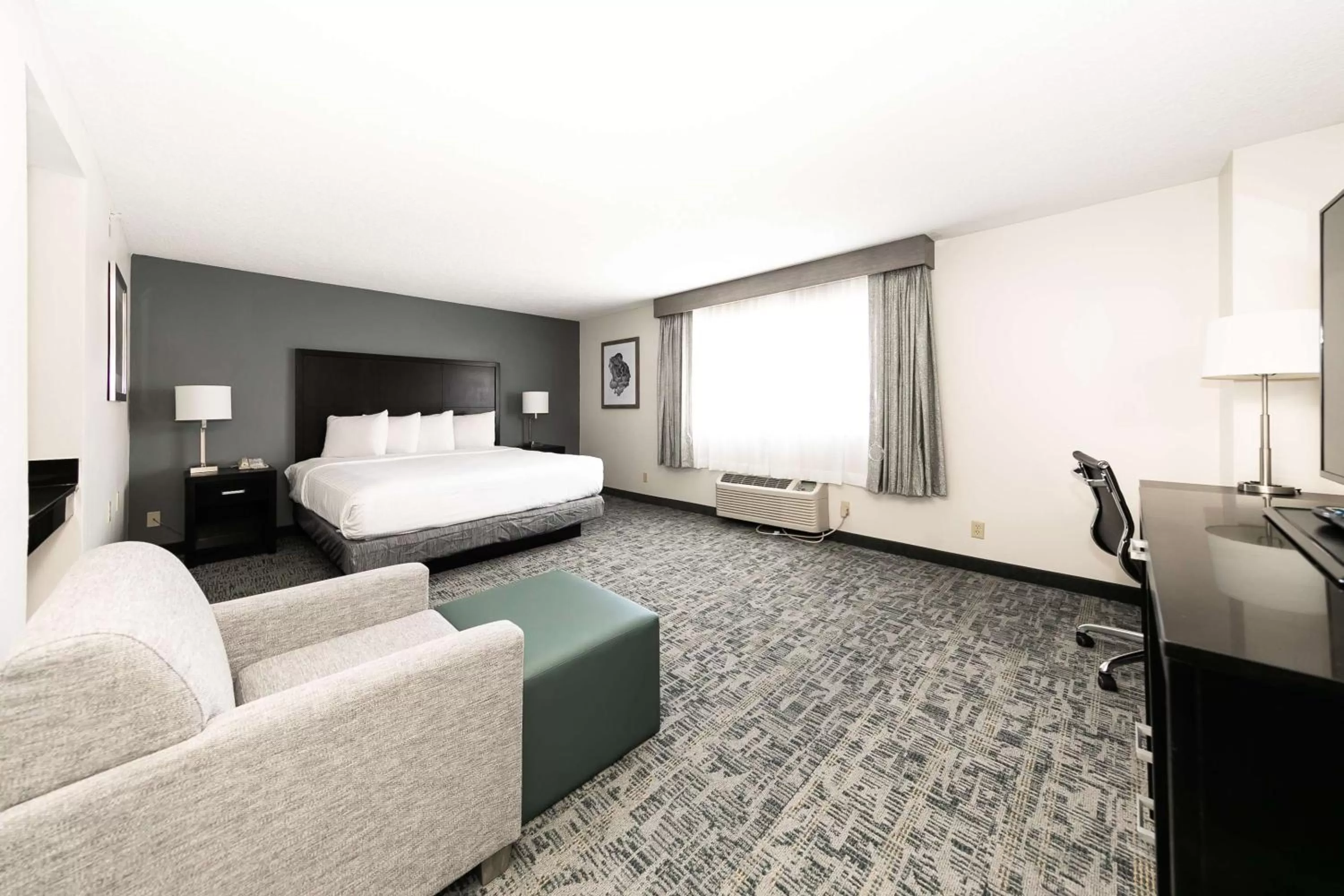 Bedroom in Best Western Inn & Suites San Diego Zoo -SeaWorld Area