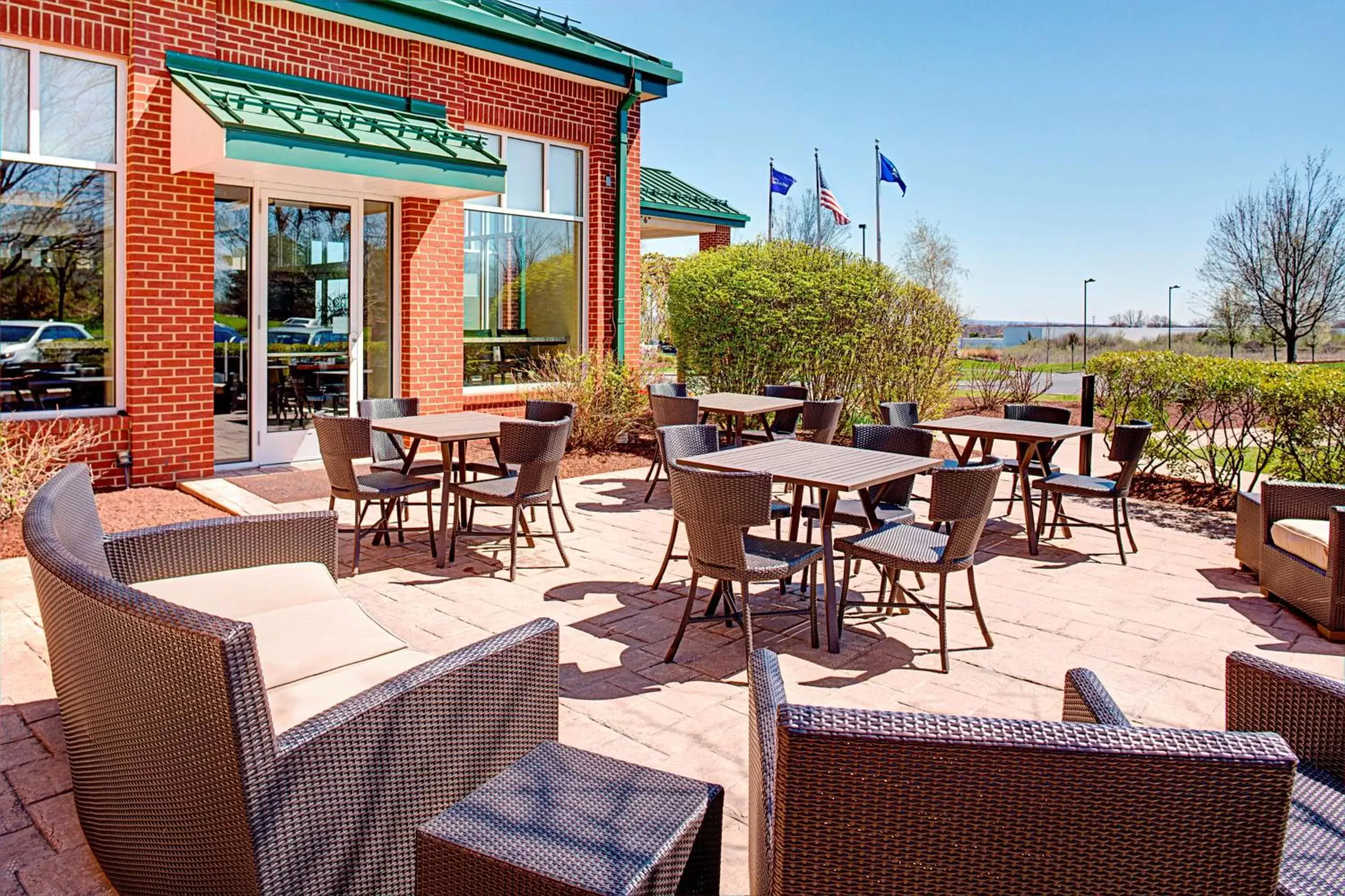 Patio, Restaurant/Places to Eat in Hilton Garden Inn Hartford North-Bradley International Airport