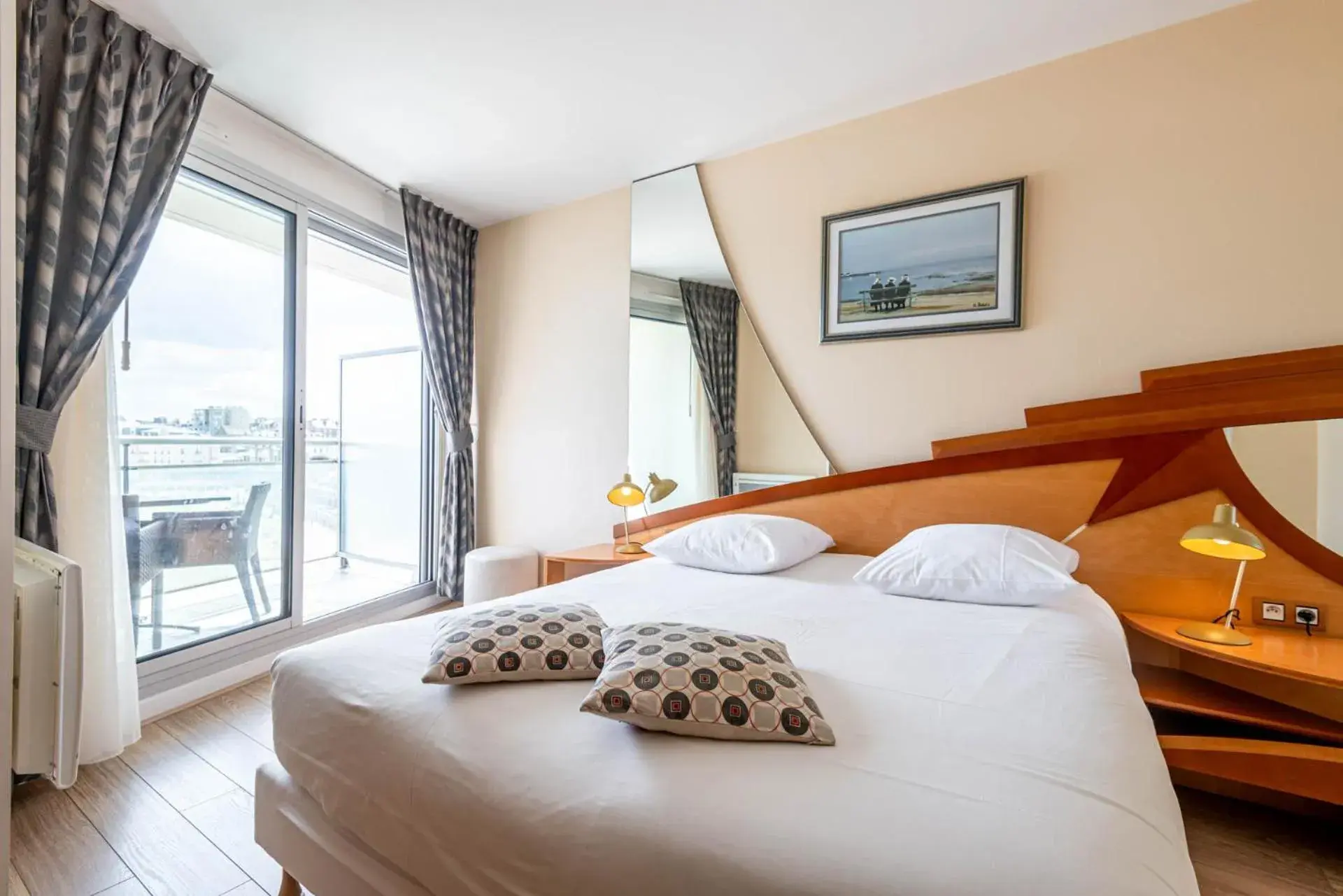 Bed in INTER-HOTEL Saint-Malo Ouest Le Crystal