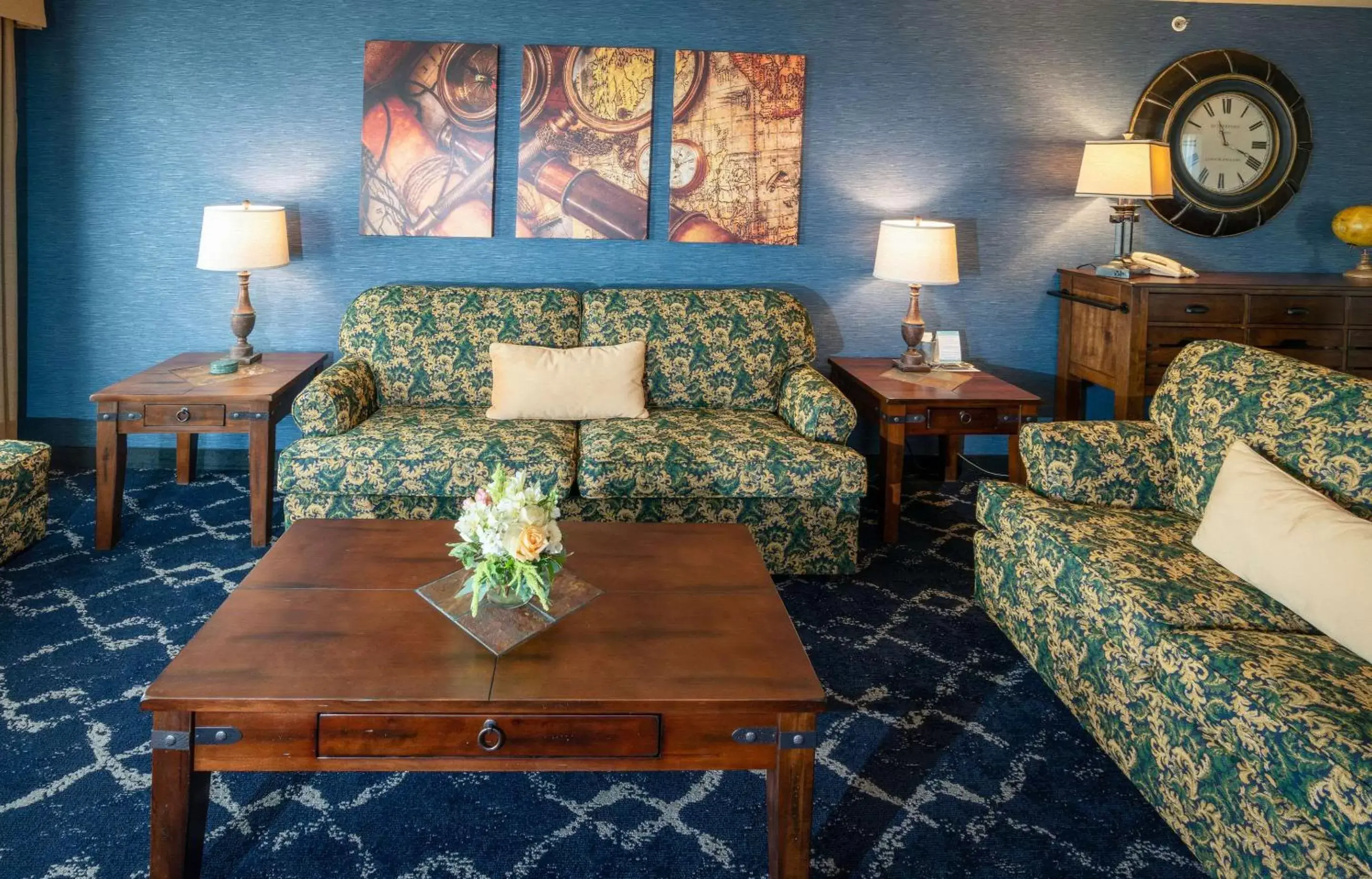 Photo of the whole room, Seating Area in Gold Miners Inn, Ascend Hotel Collection