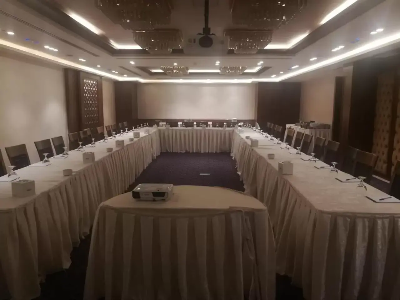 Business facilities in Seven Roses Hotel