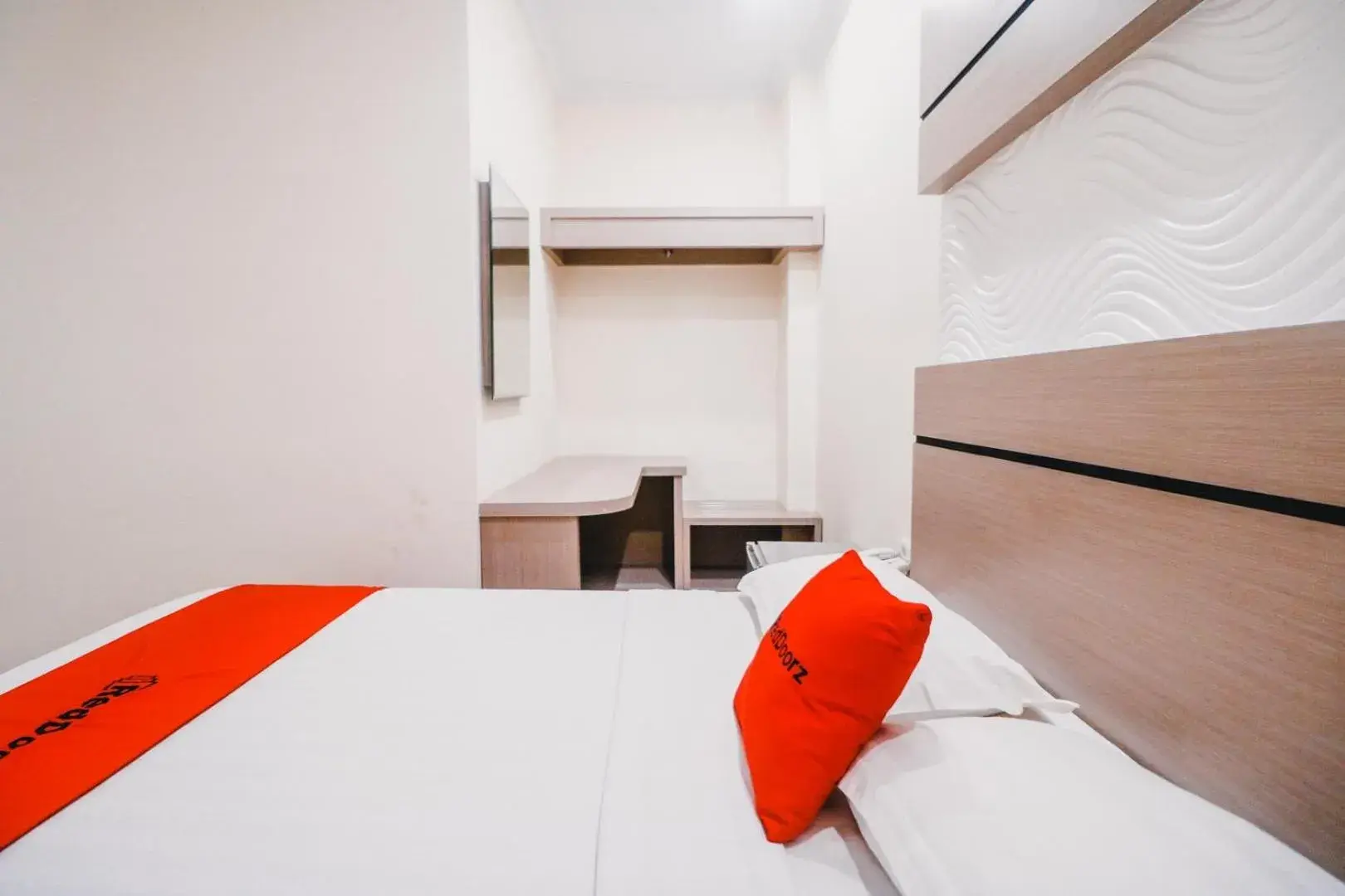 Bedroom, Bed in Reddoorz Plus near Makassar Town Square