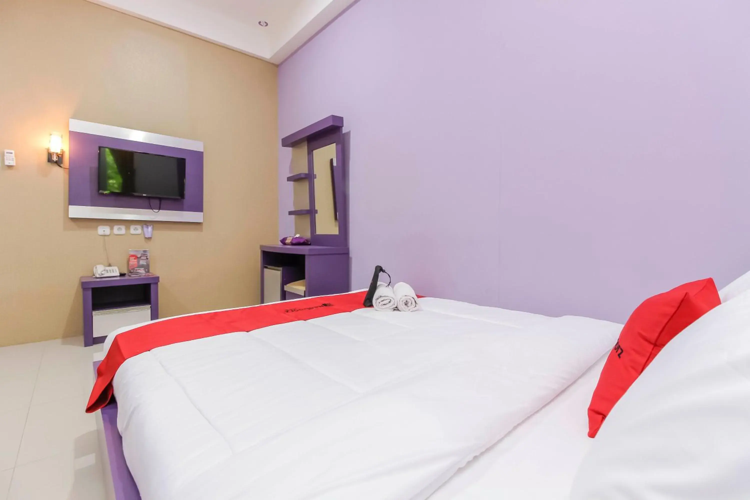 Bedroom, Bed in RedDoorz Plus near Stasiun Bekasi