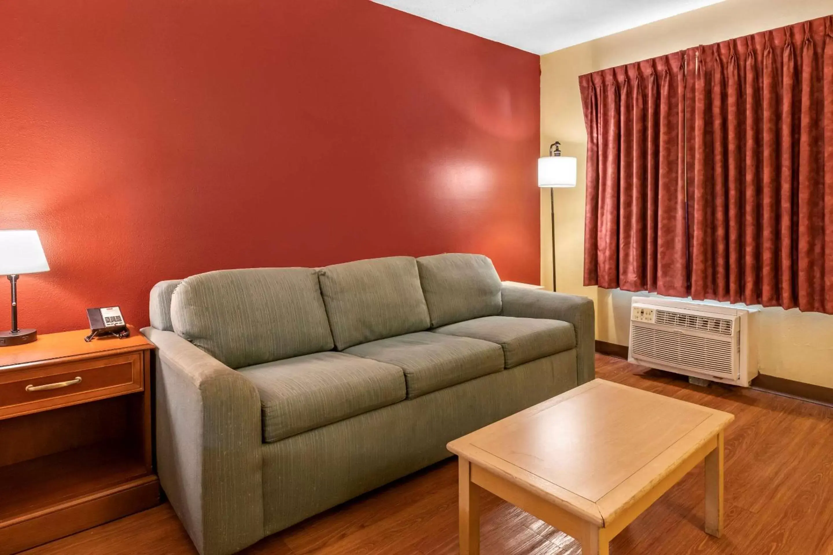 Photo of the whole room, Seating Area in Econo Lodge Inn & Suites Maingate Central
