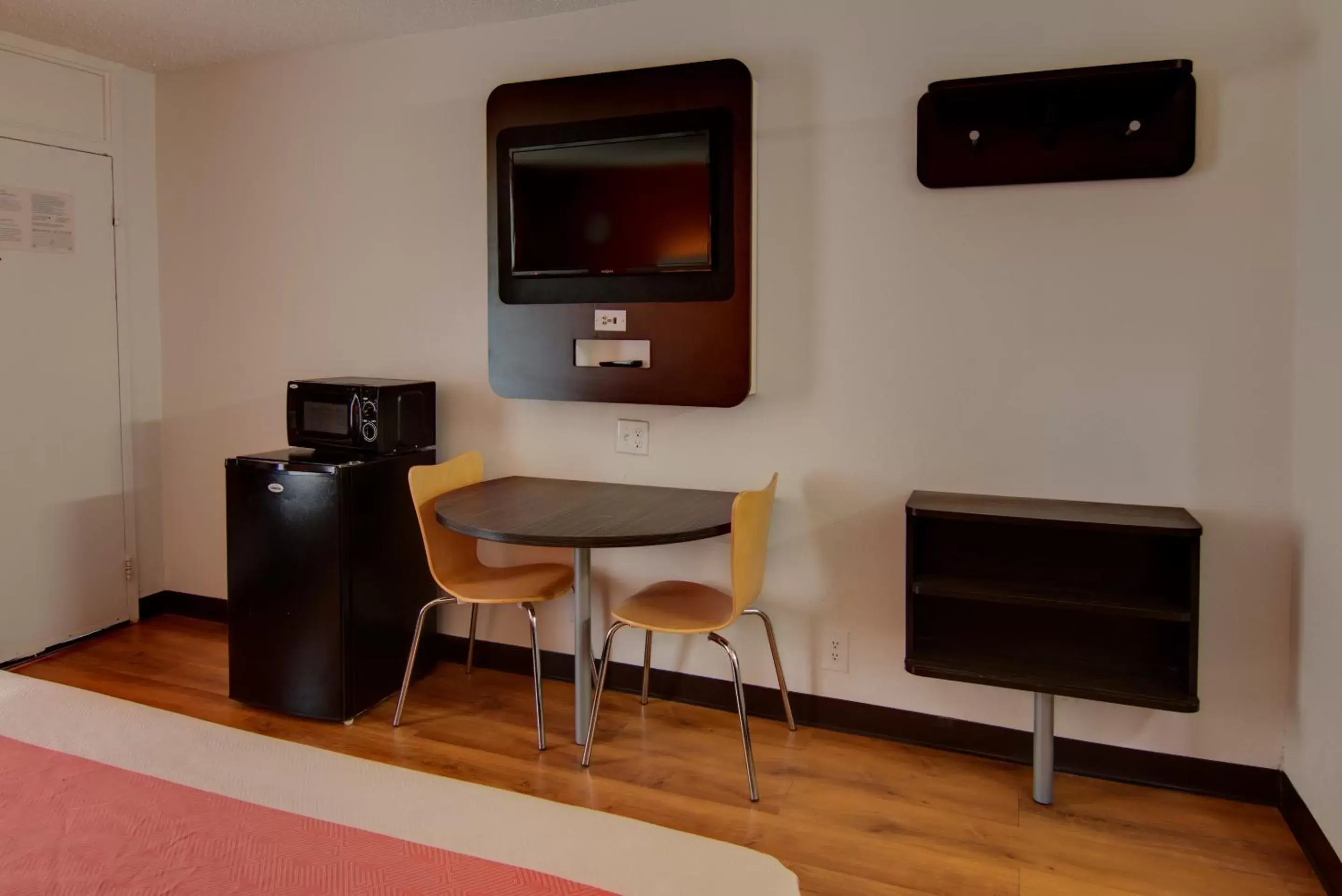 TV and multimedia, Seating Area in Motel 6-West Monroe, LA