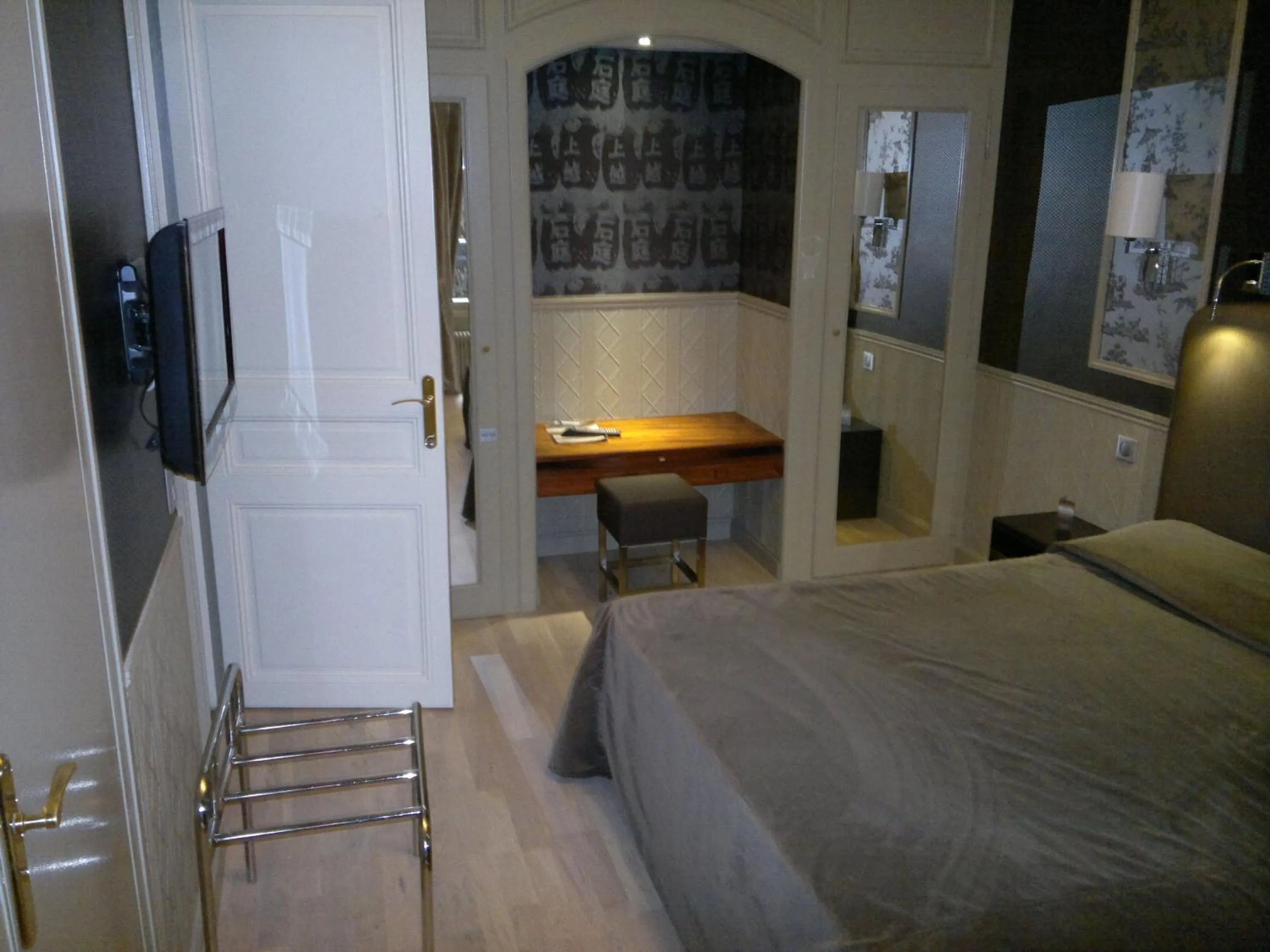 Bed in Hotel Concortel Paris