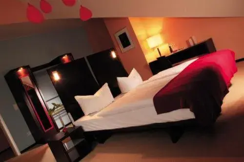 Photo of the whole room, Bed in DämeritzSeehotel