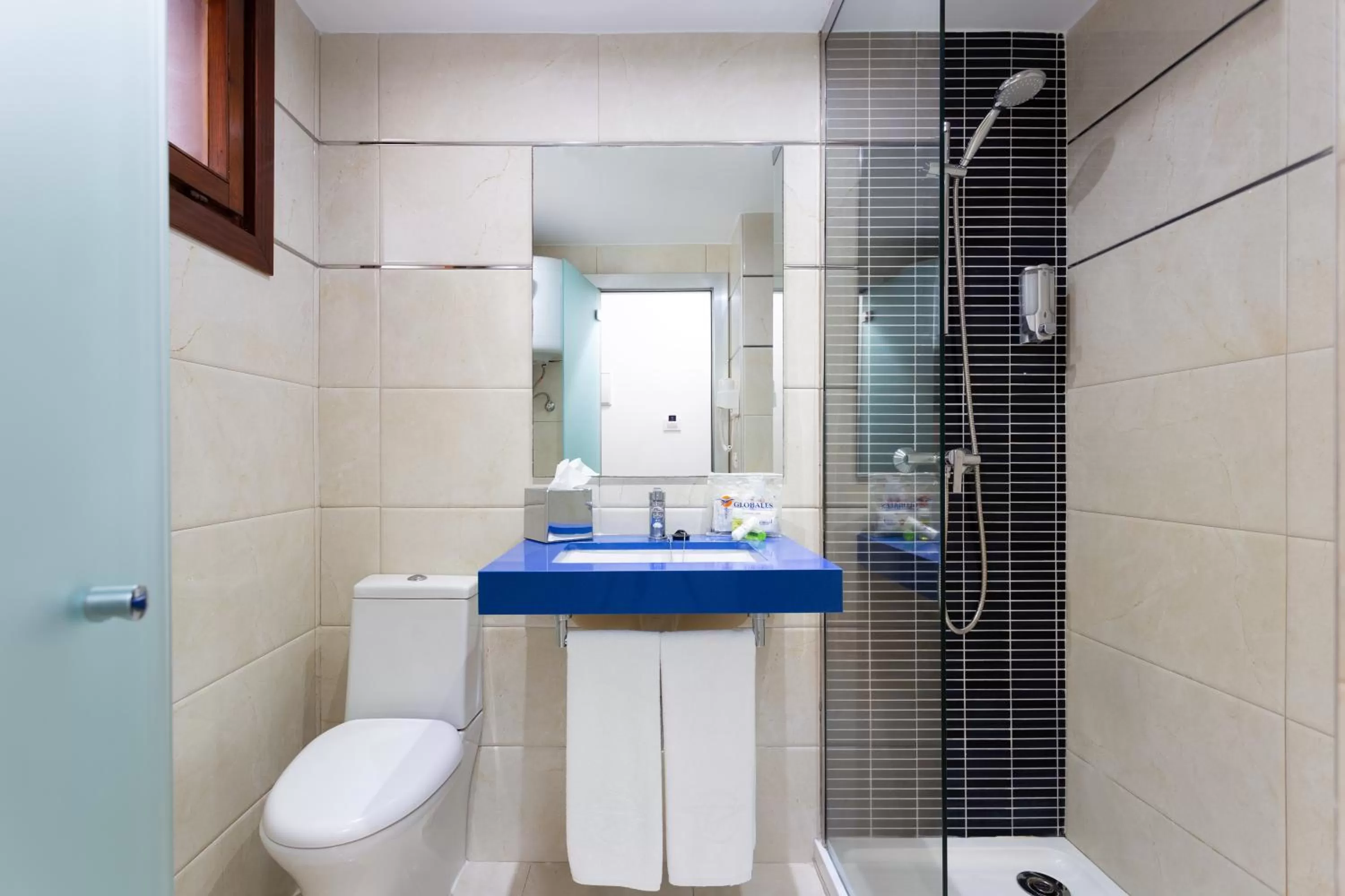 Bathroom in Globales Tamaimo Tropical