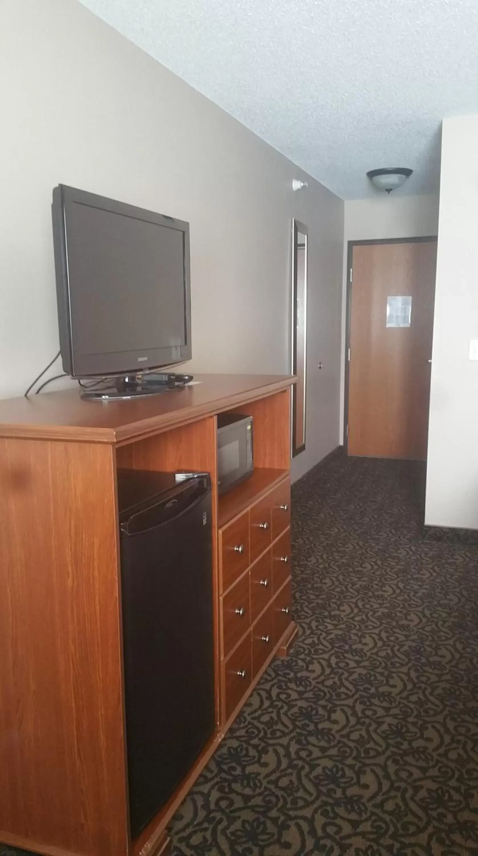TV/Entertainment Center in Canby Inn and Suites
