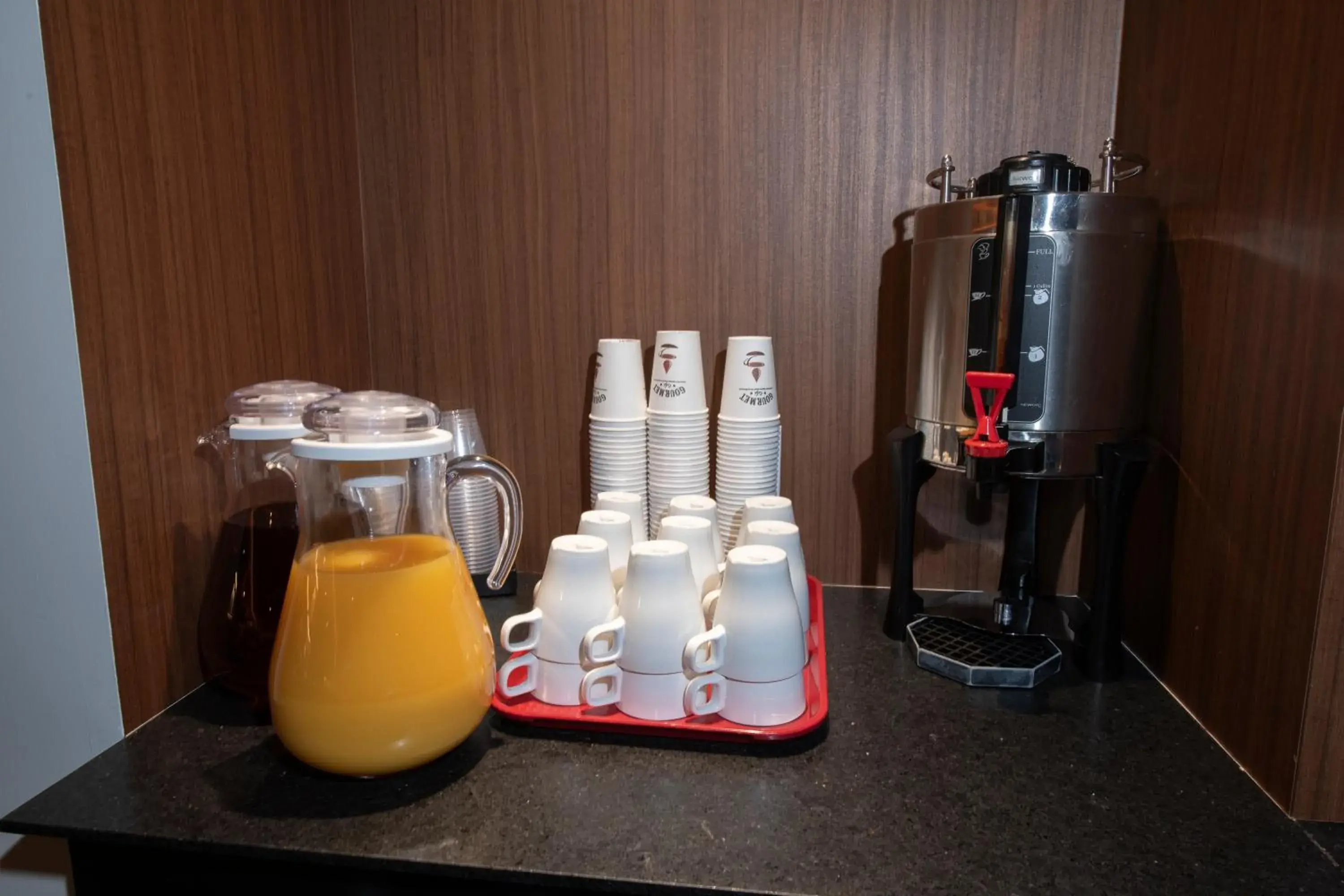 Breakfast, Coffee/Tea Facilities in Grand Times Hotel - Aeroport de Quebec