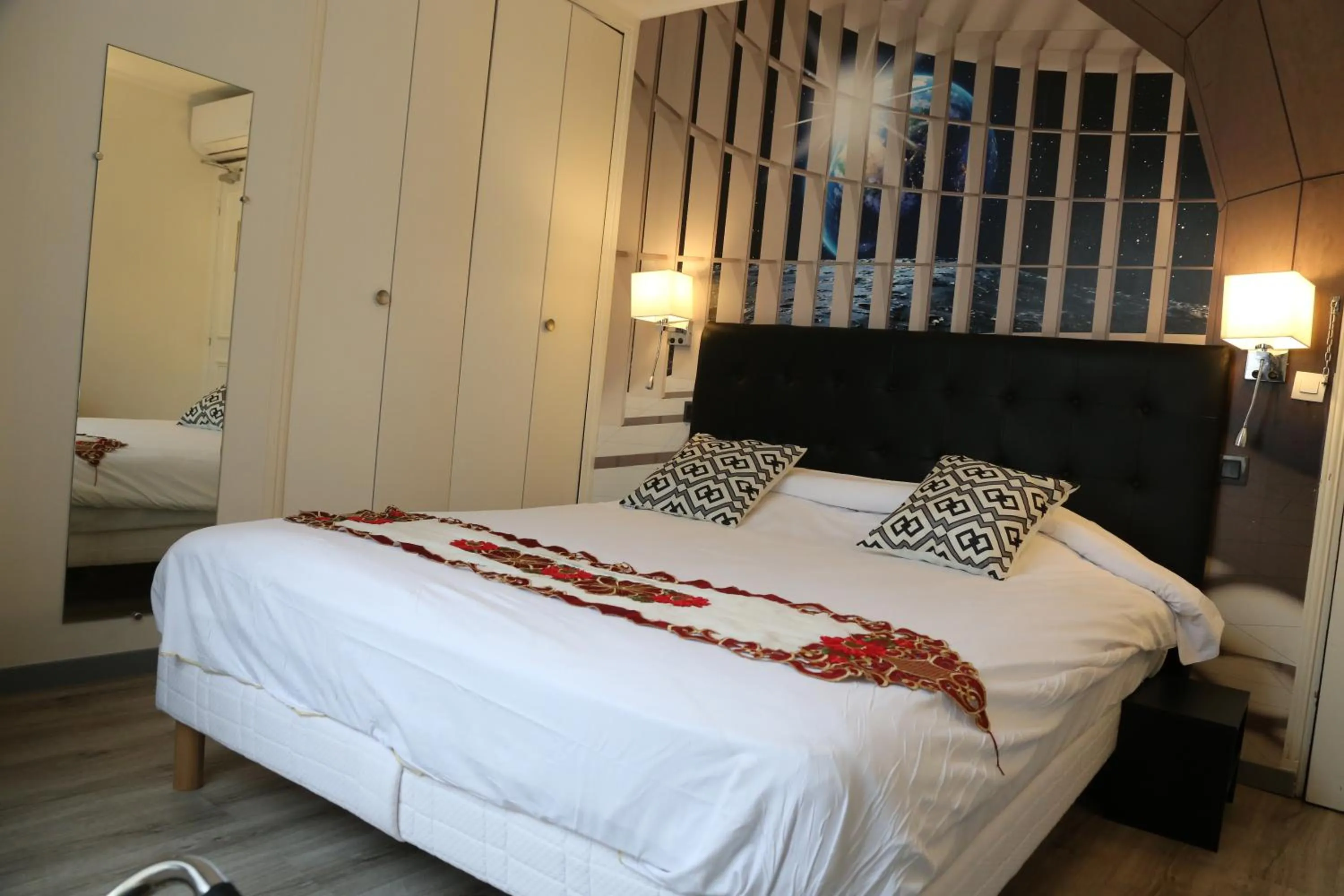 Bedroom, Bed in Hôtel Princesse Isabelle