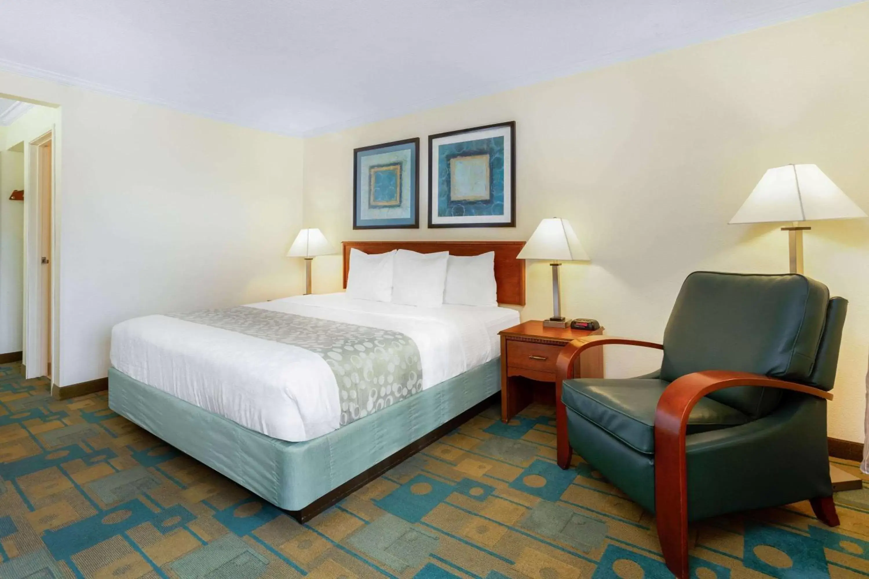 Photo of the whole room, Bed in La Quinta Inn by Wyndham Chicago Willowbrook