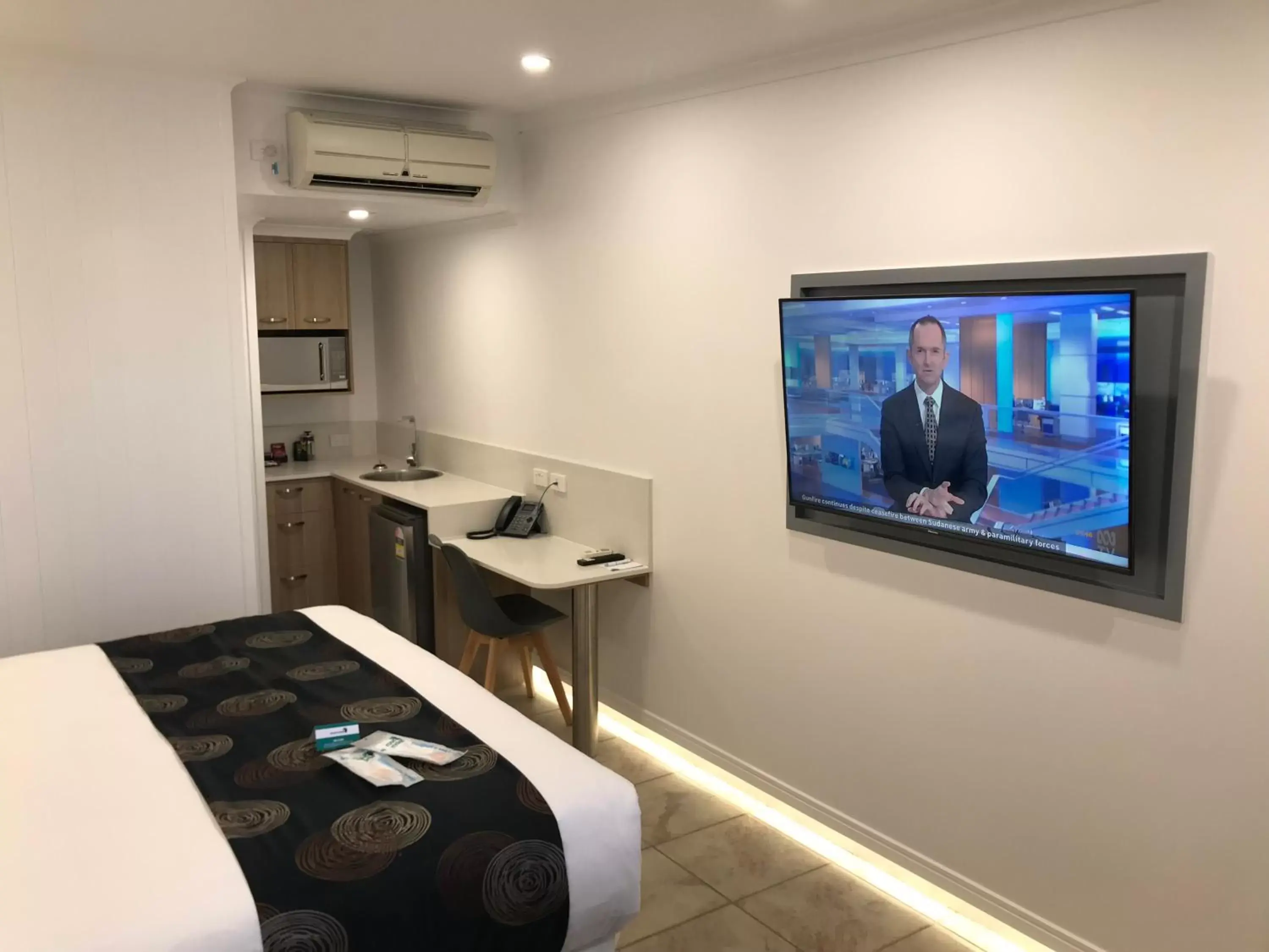 Kitchen or kitchenette, TV/Entertainment Center in Room Motel Kingaroy East