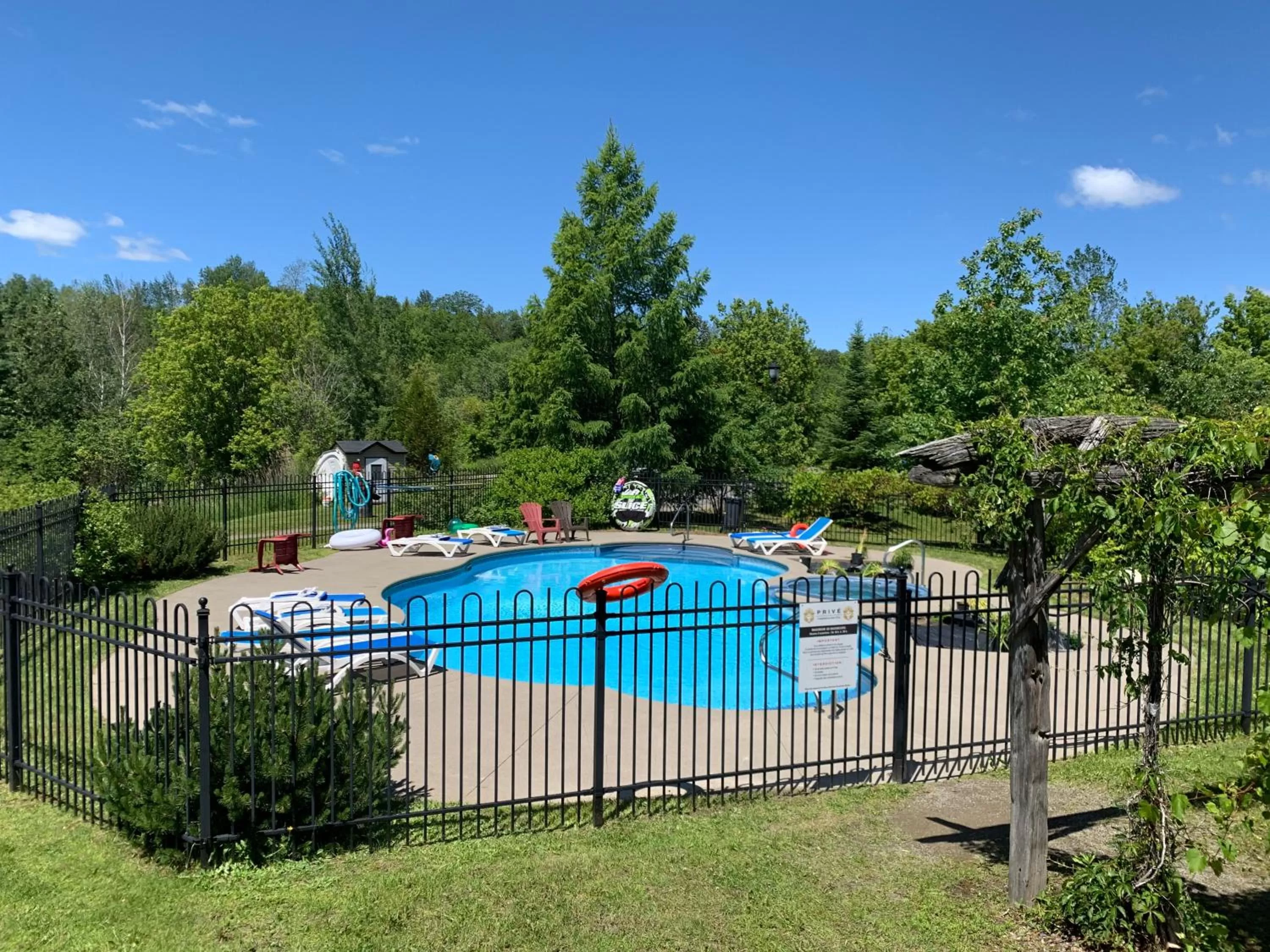 Day, Swimming Pool in L'Authentique