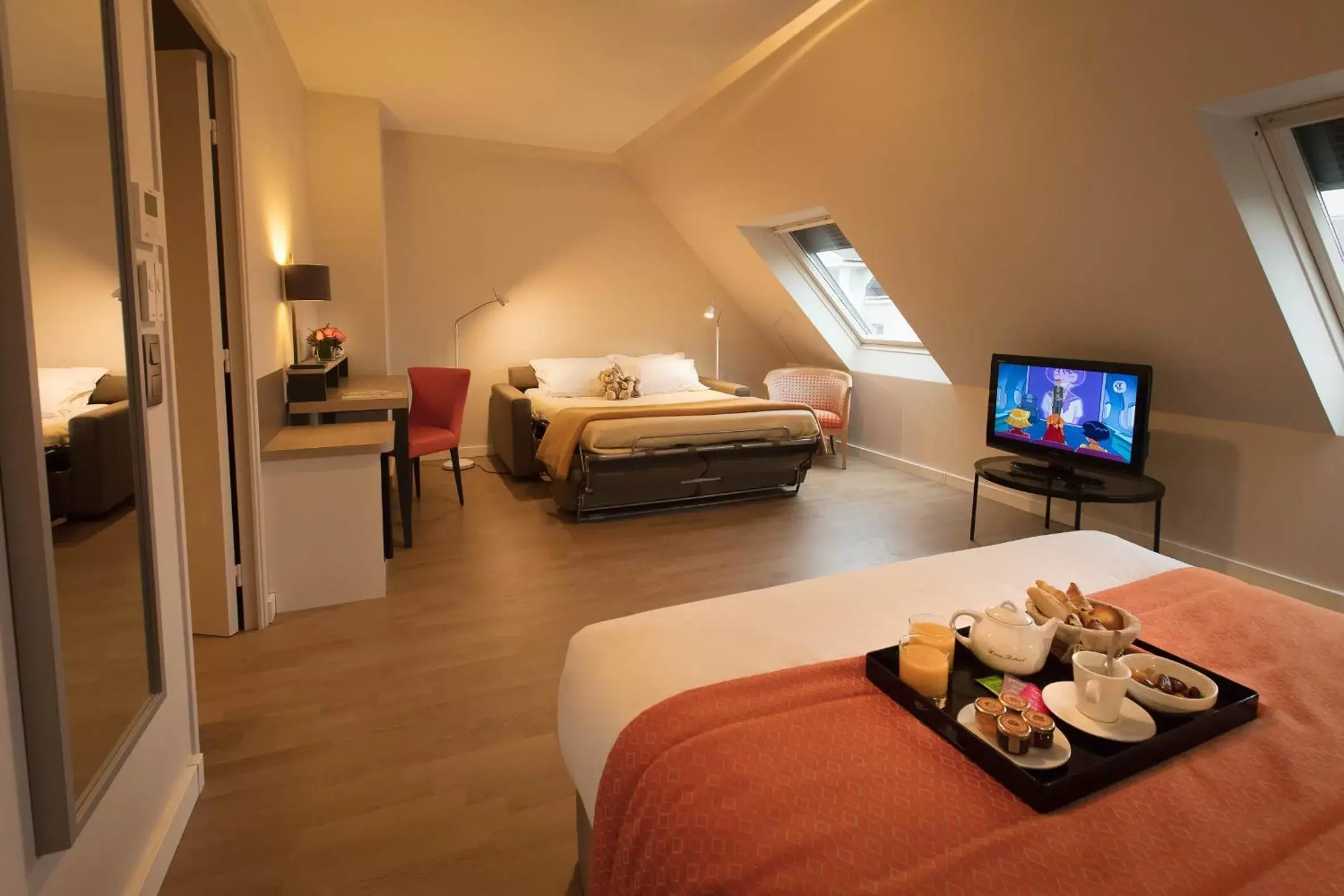 Bed, TV/Entertainment Center in Hotel Montbriand Antony - Ancien Alixia