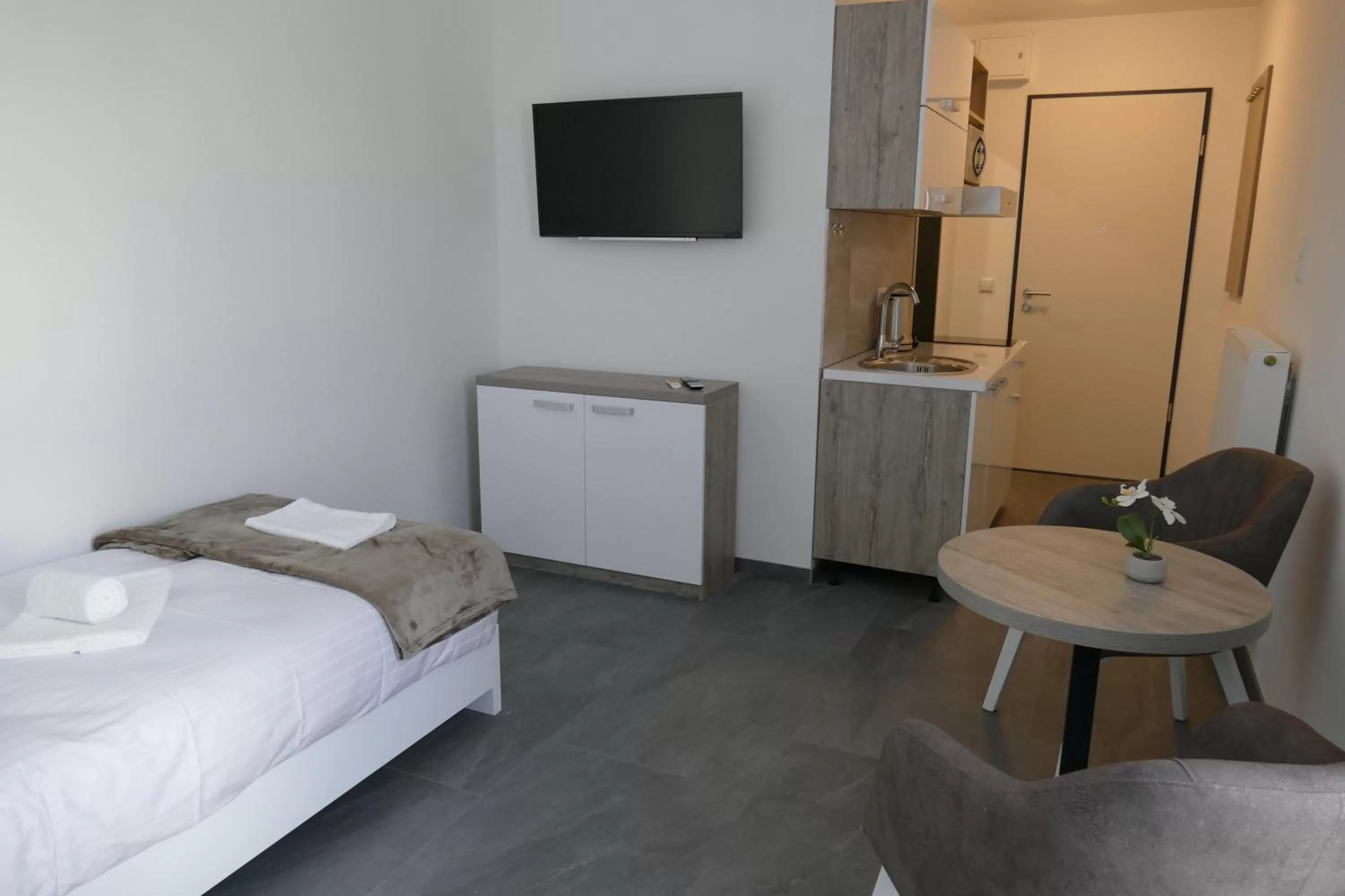 Communal lounge/ TV room, Bed in HP Apartments