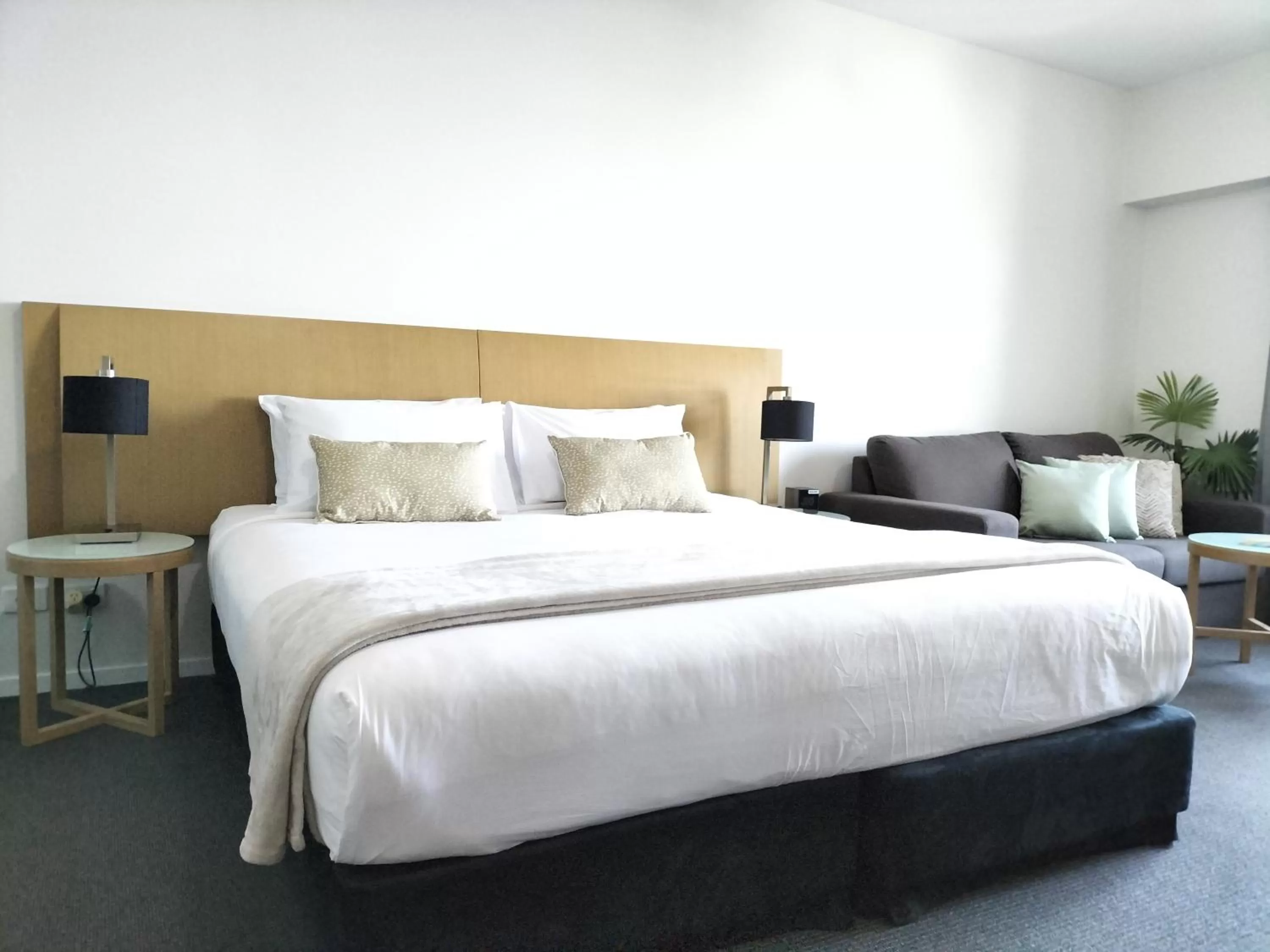 Bedroom, Bed in Darwin Harbour Suites