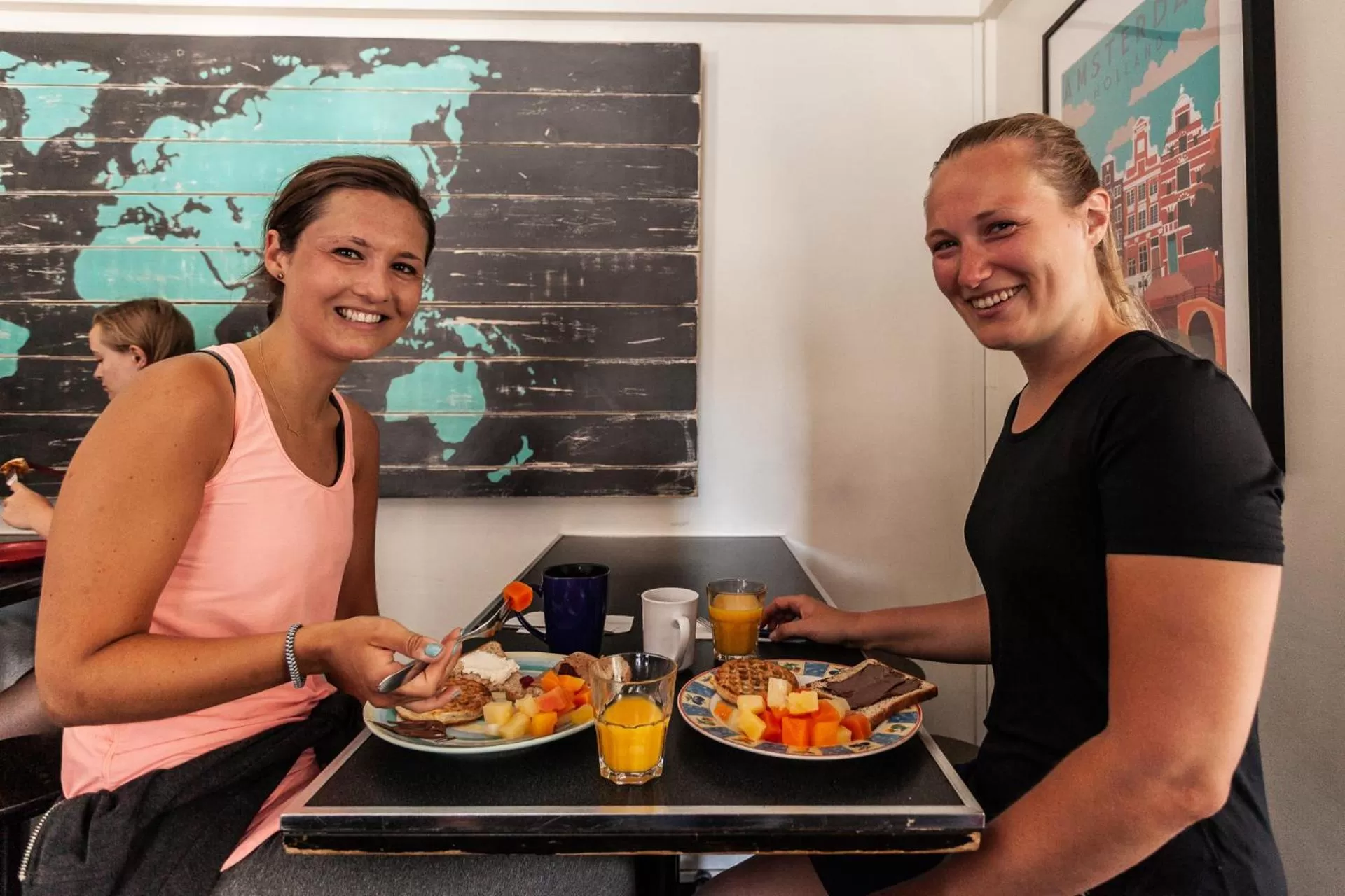 People in Ocean Island Inn | Backpackers | Suites