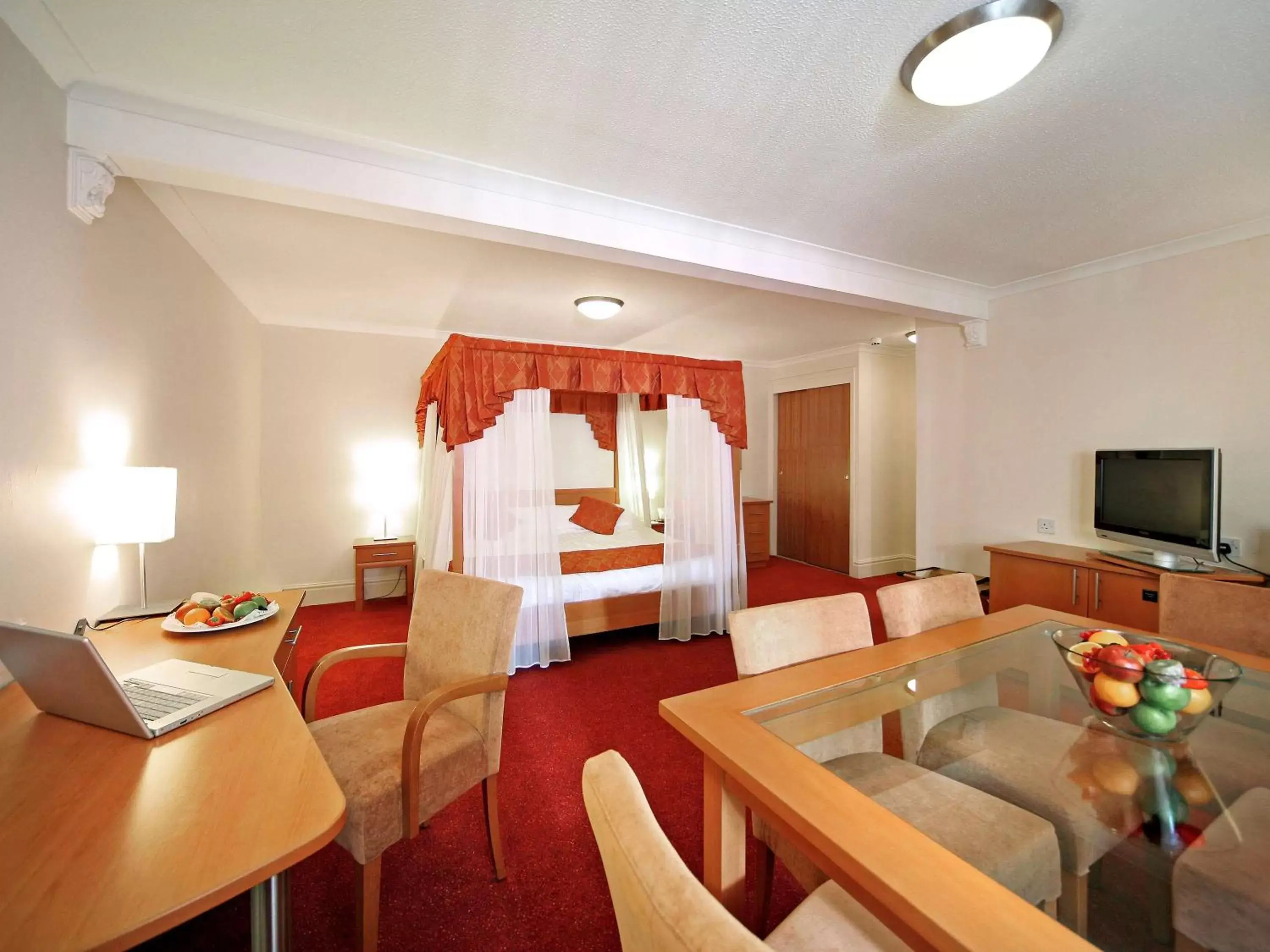 Photo of the whole room, Seating Area in Mercure Newcastle George Washington Hotel Golf & Spa