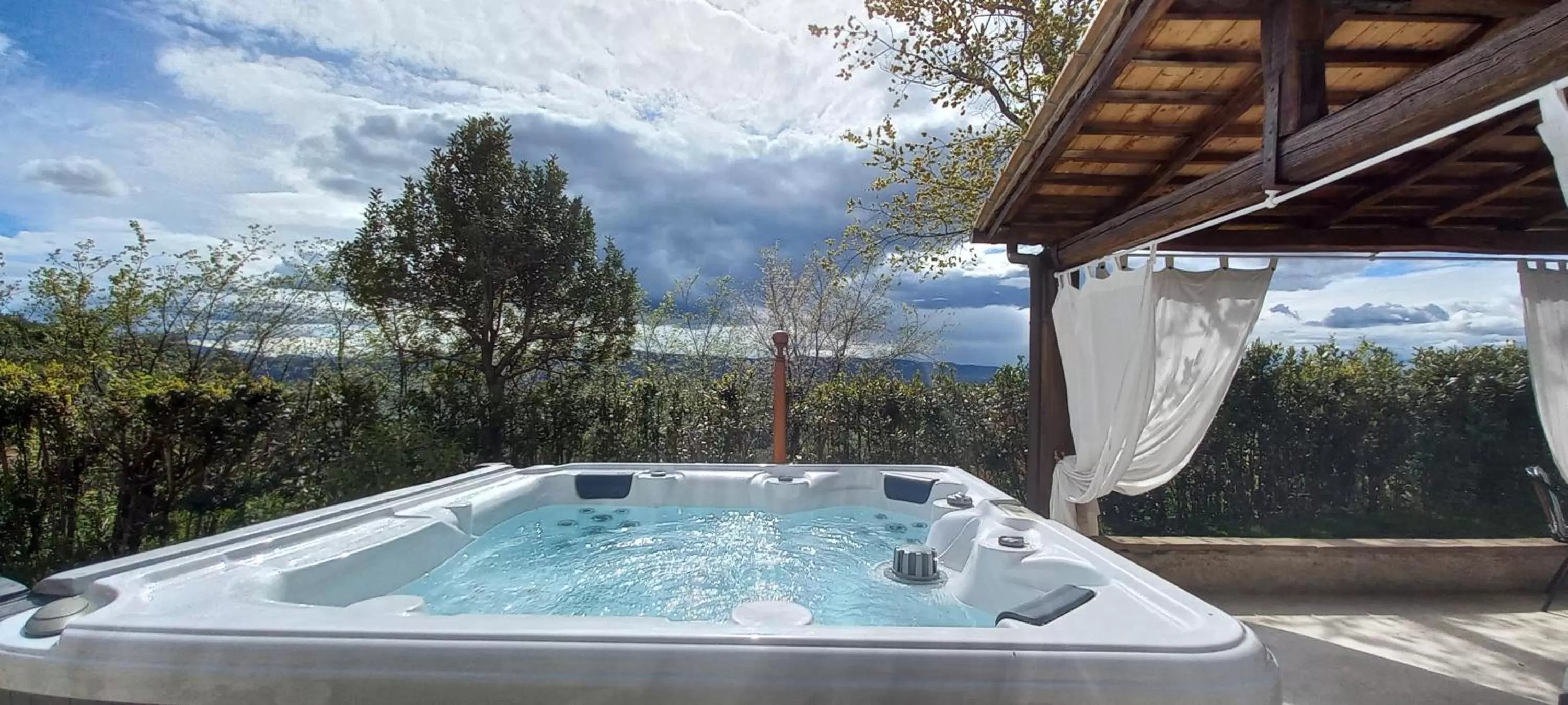 Hot Tub, Swimming Pool in Domus Antiqua Bed & Breakfast