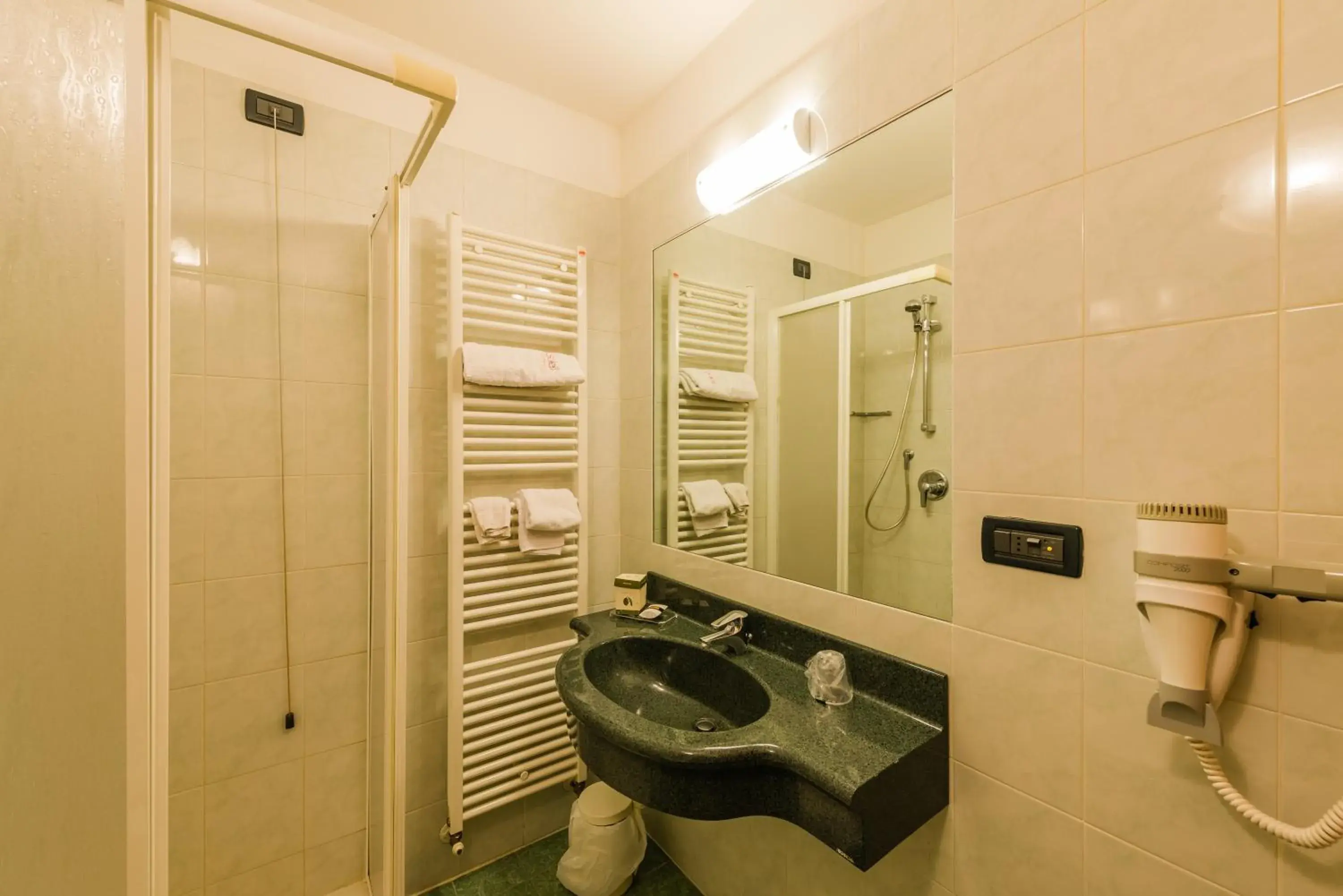 Shower, Bathroom in Hotel Au Soleil