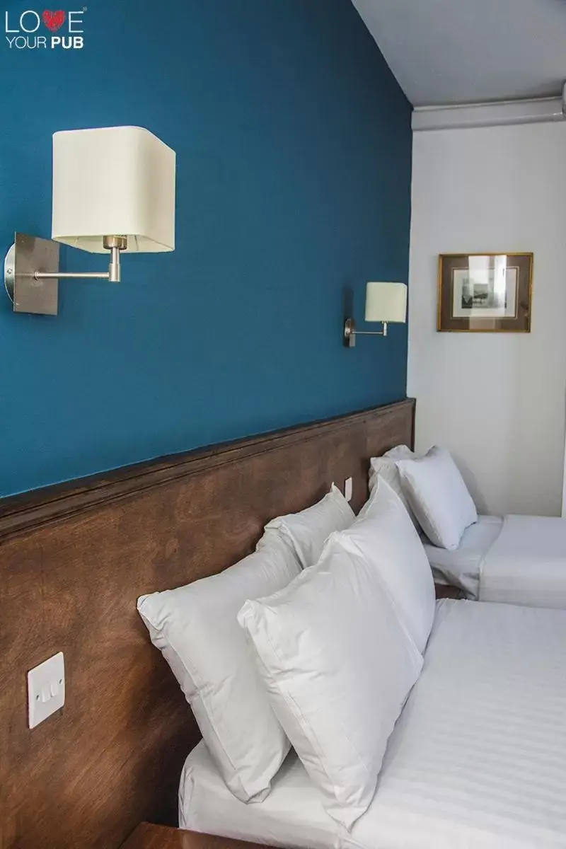 Bedroom, Bed in Keppels Head Hotel Bedroom, Bed in Keppels Head Hotel