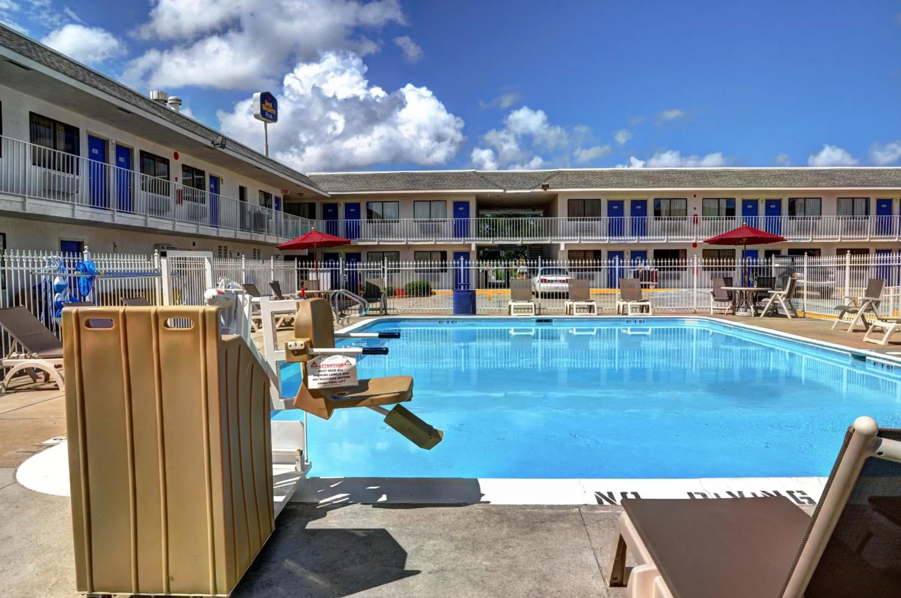 Facade/entrance, Swimming Pool in Motel 6-Slidell, LA - New Orleans