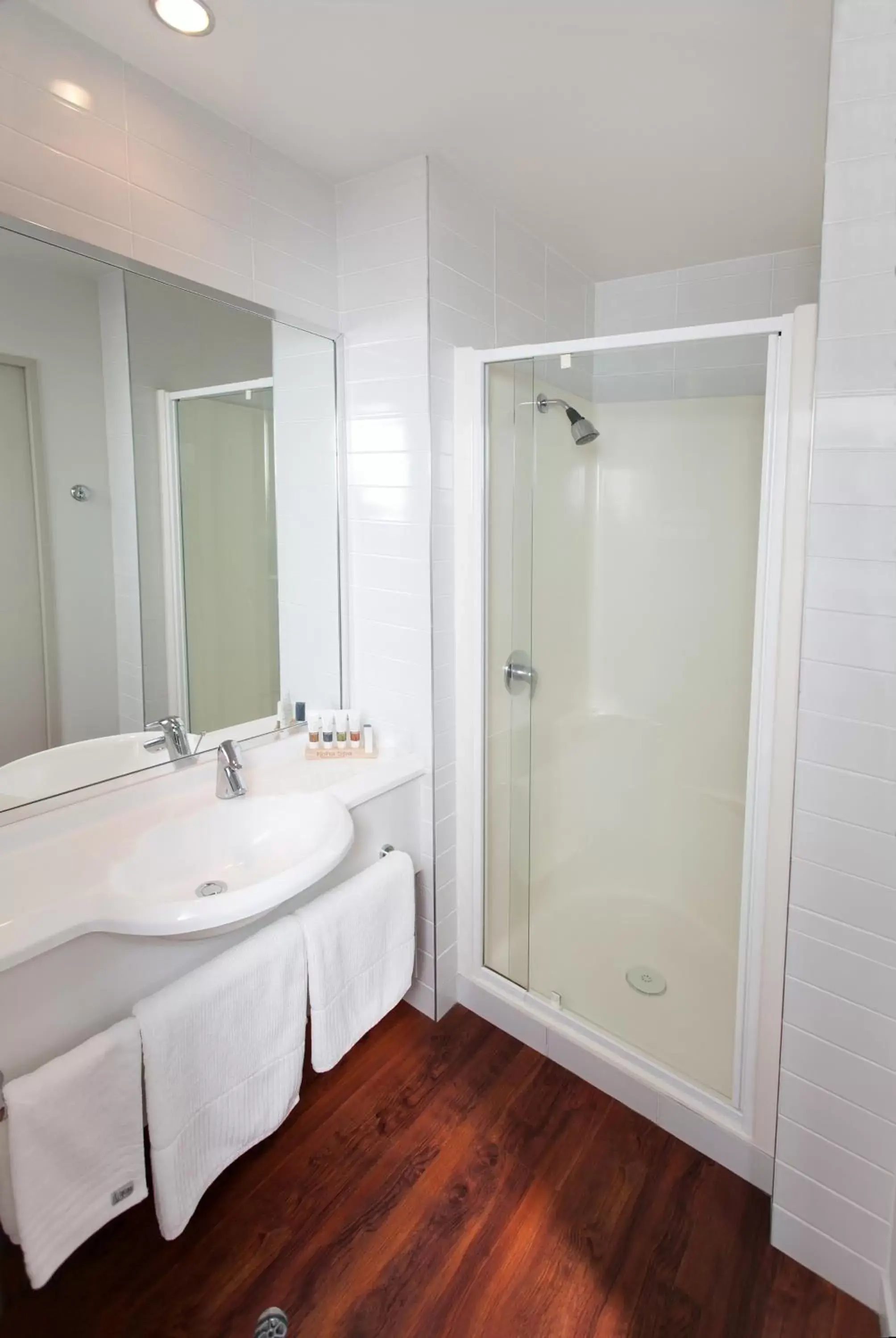 Shower, Bathroom in Boulevard Waters Motor Lodge
