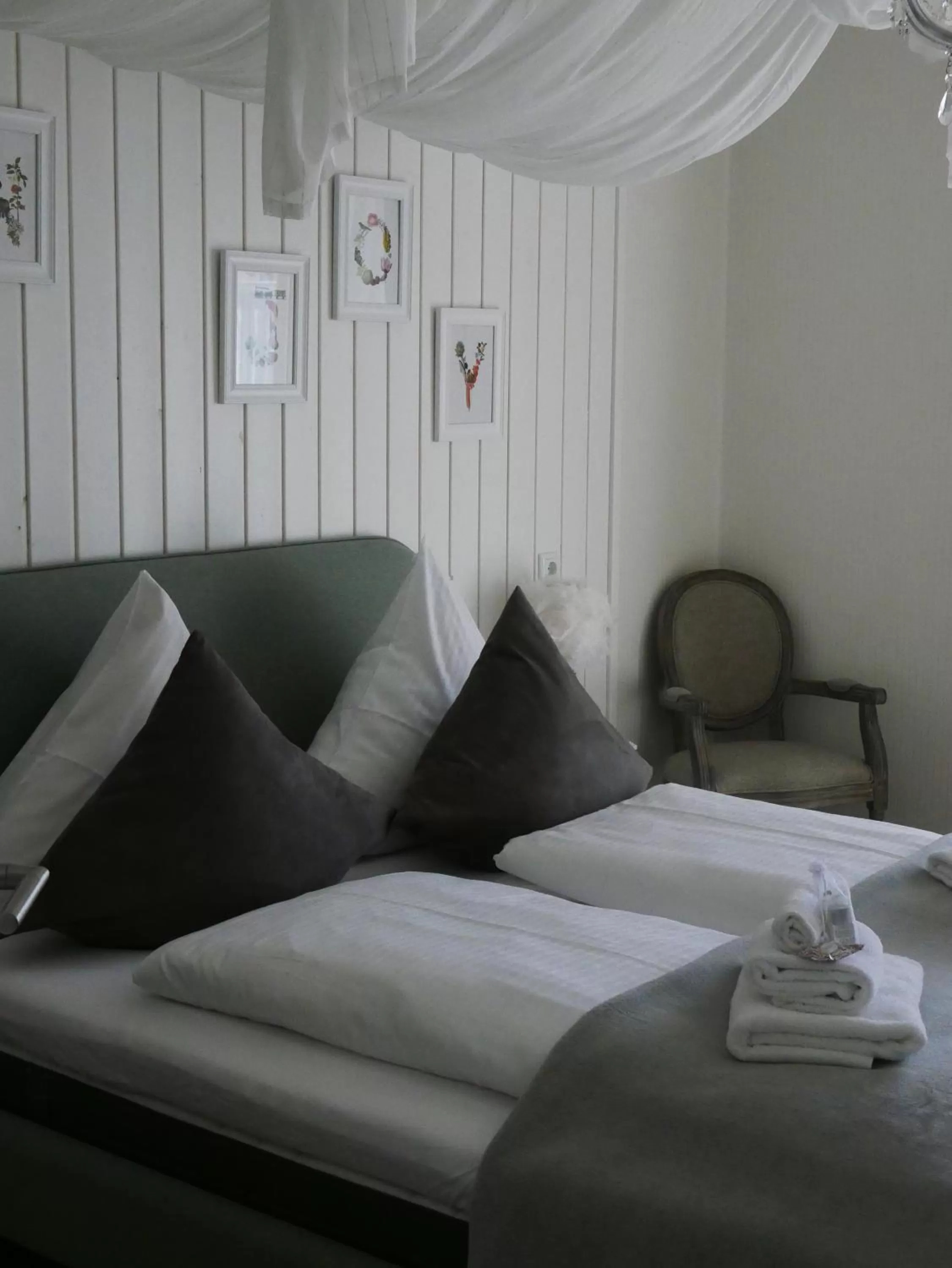 Photo of the whole room, Bed in Gasthof Ginzinger