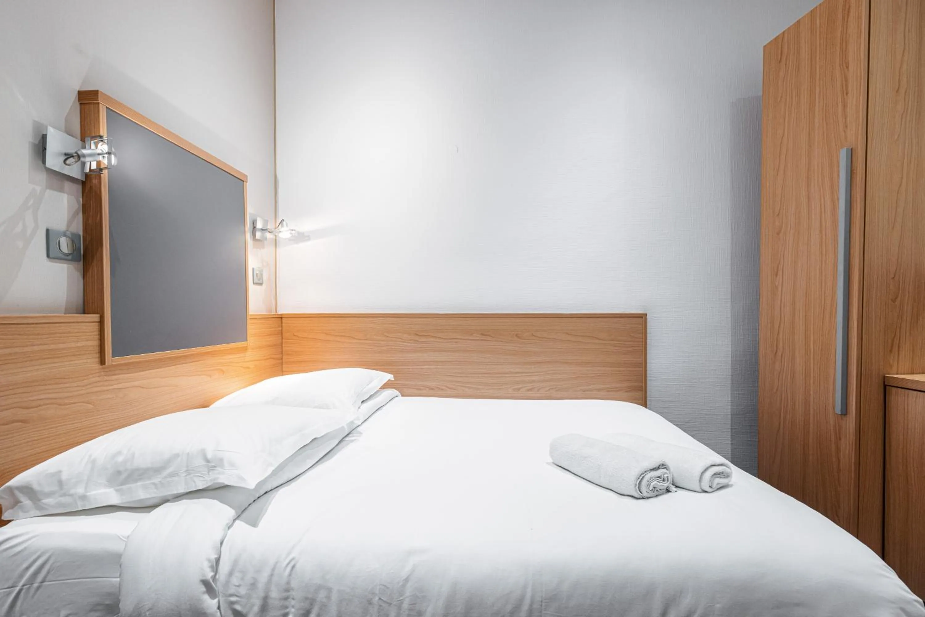 Photo of the whole room in Naomi Cannes