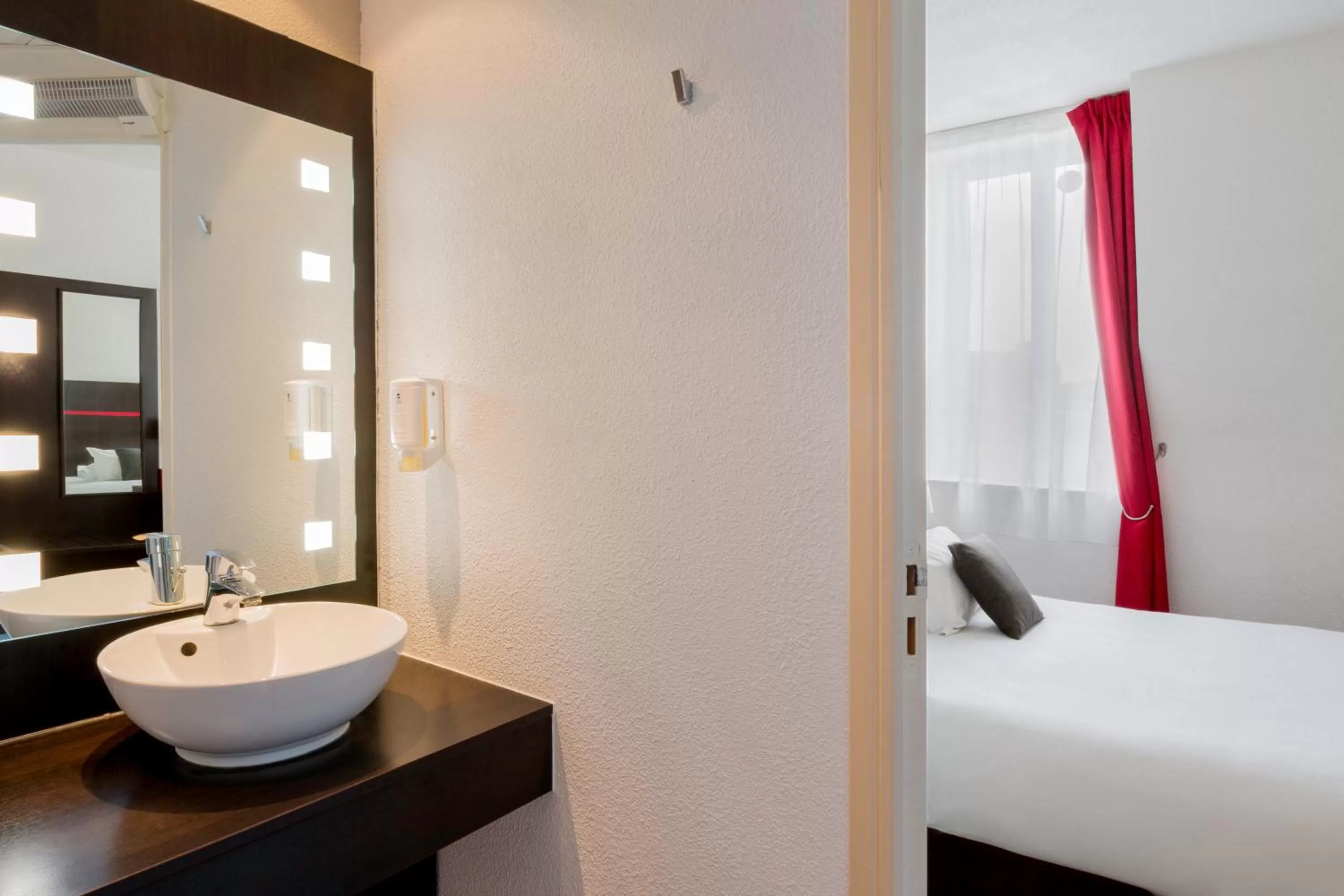 Bathroom, Bed in Best Western Urban Hotel