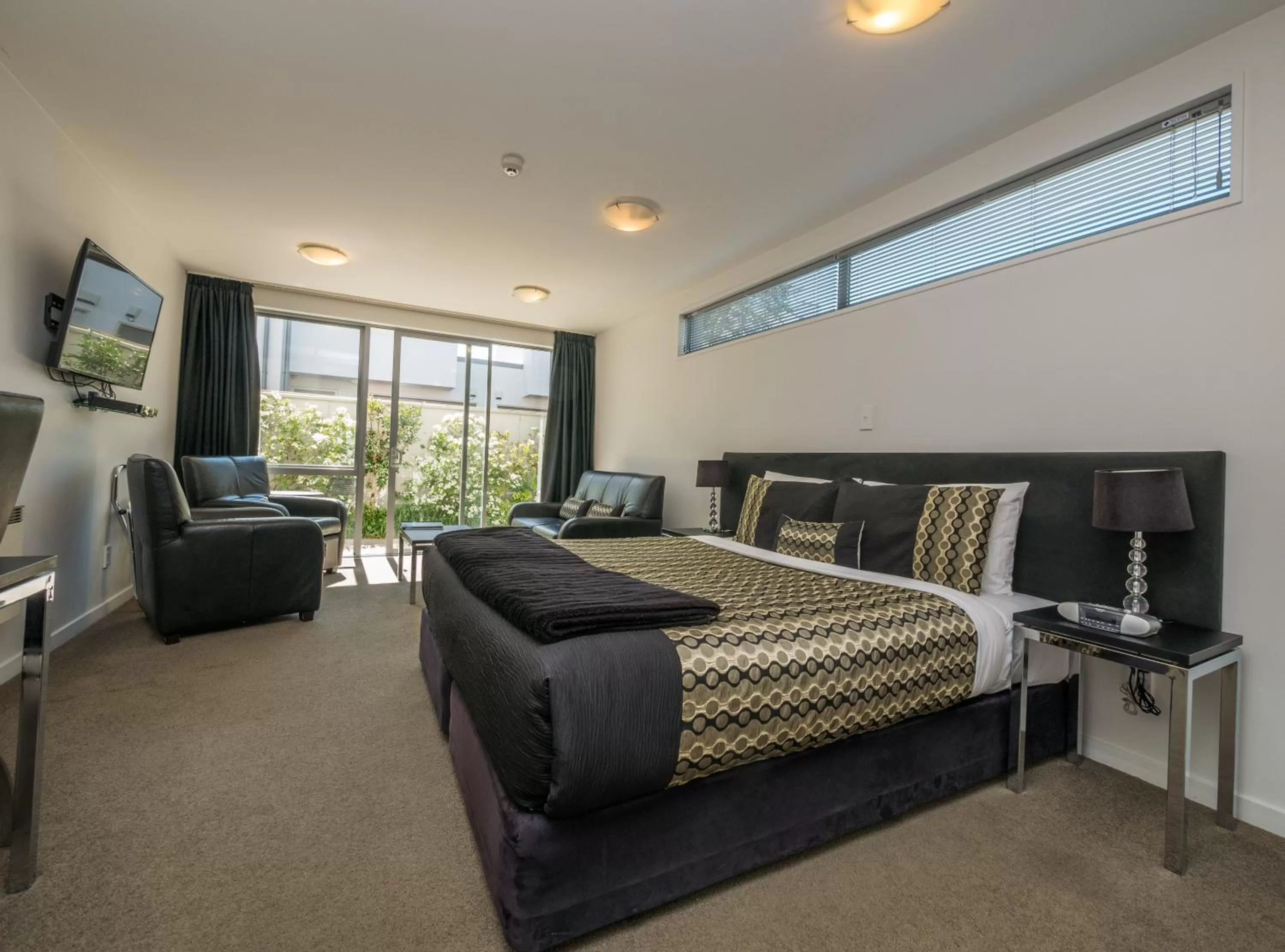 Photo of the whole room, Bed in Bellano Motel Suites