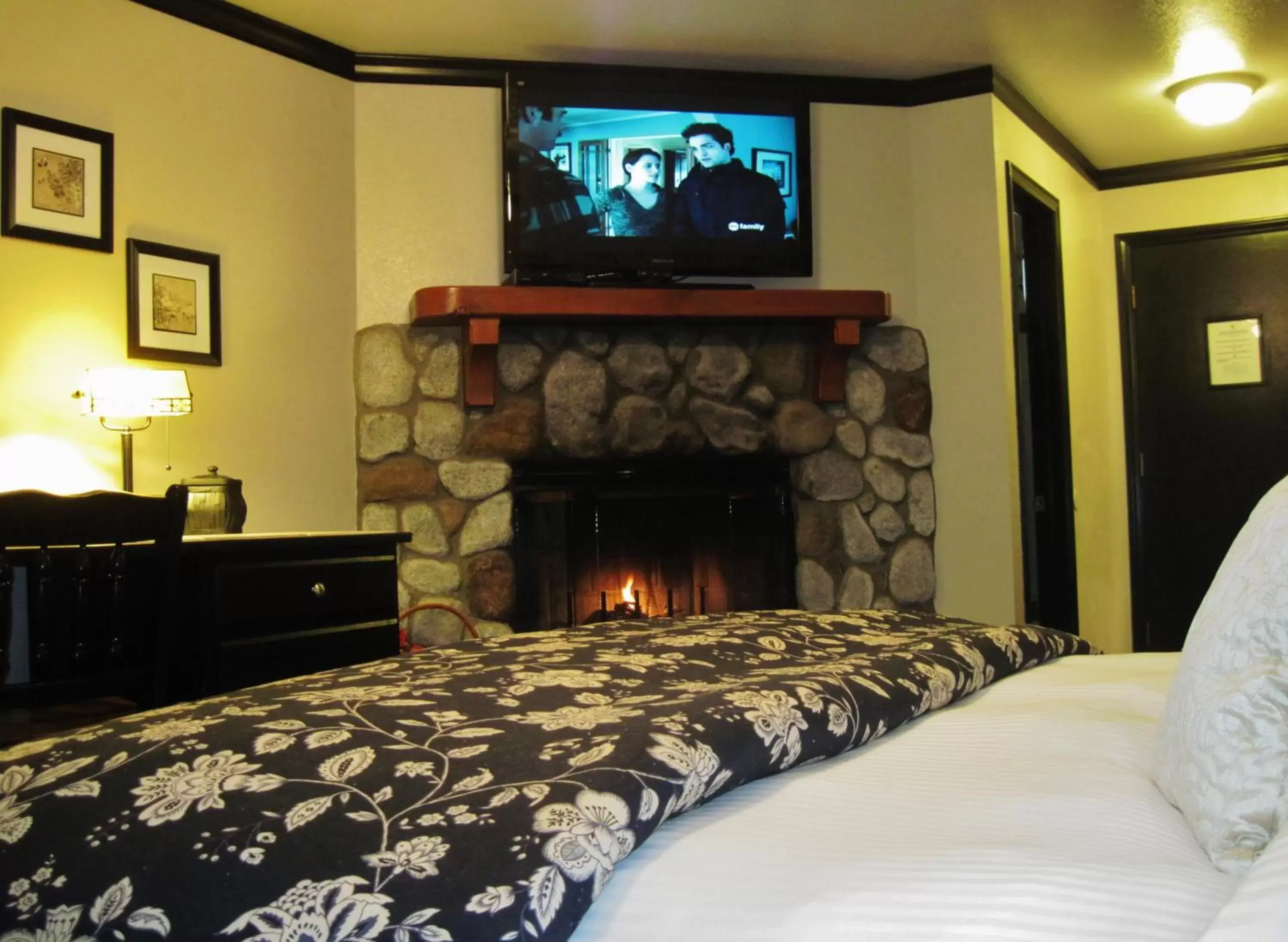 TV and multimedia, Bed in The North Shore Inn