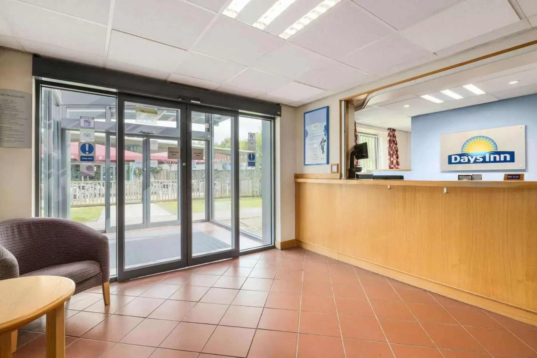 Lobby/Reception in Days Inn Winchester