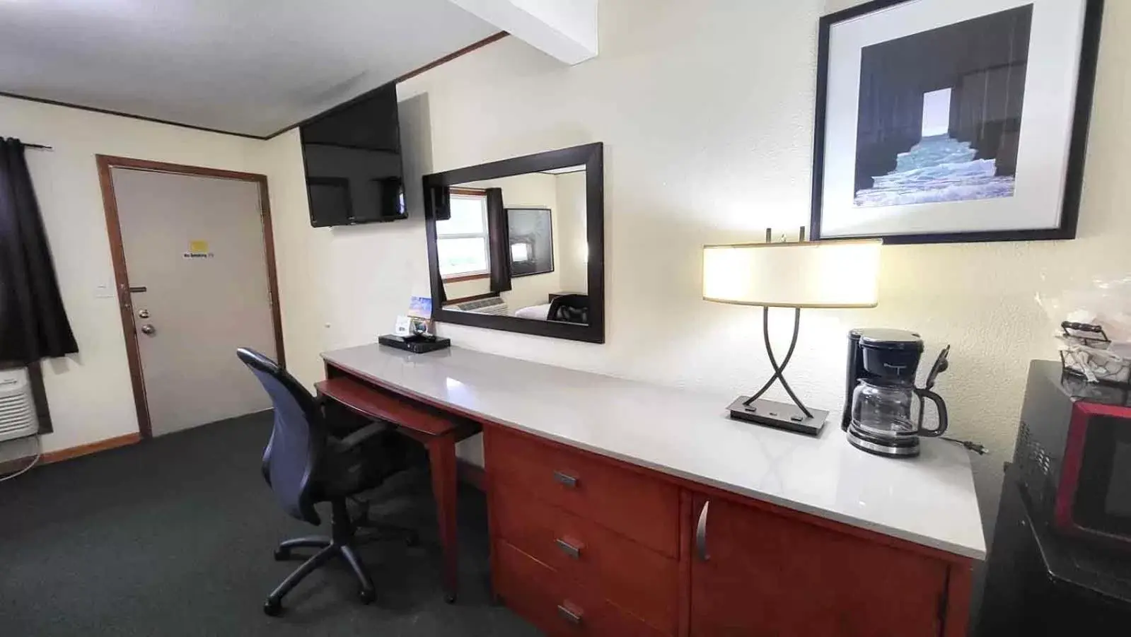 Standard Queen Room in Hunter's Friend Resort near Table Rock Lake Standard Queen Room in Hunter's Friend Resort near Table Rock Lake