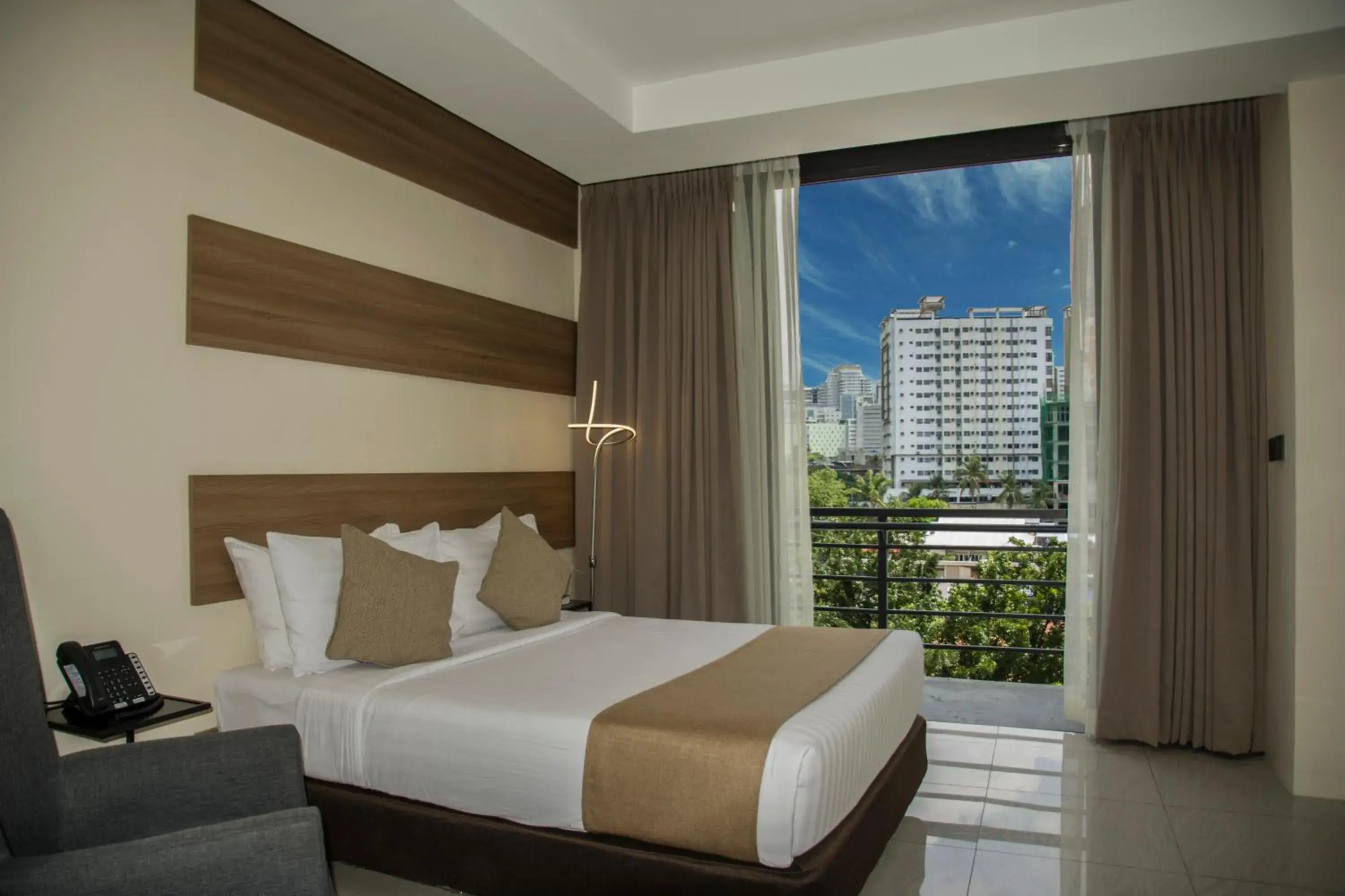 Bed in Eastland Hotel And Residences